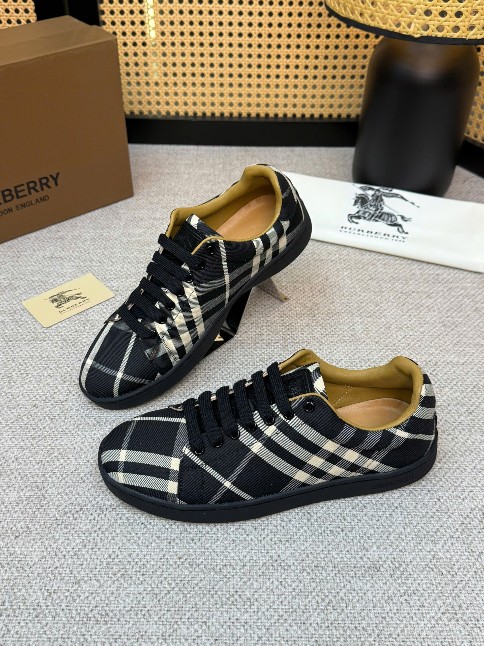 Giày sneaker Burberry BBR Đen kẻ sọc chéo Caro Like Auth 38-43 VTN