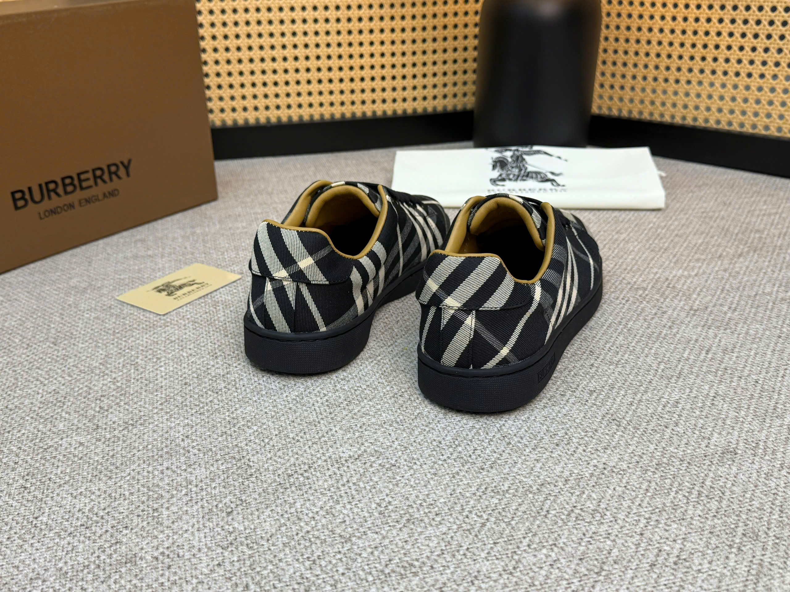 Giày sneaker Burberry BBR Đen kẻ sọc chéo Caro Like Auth 38-43 VTN