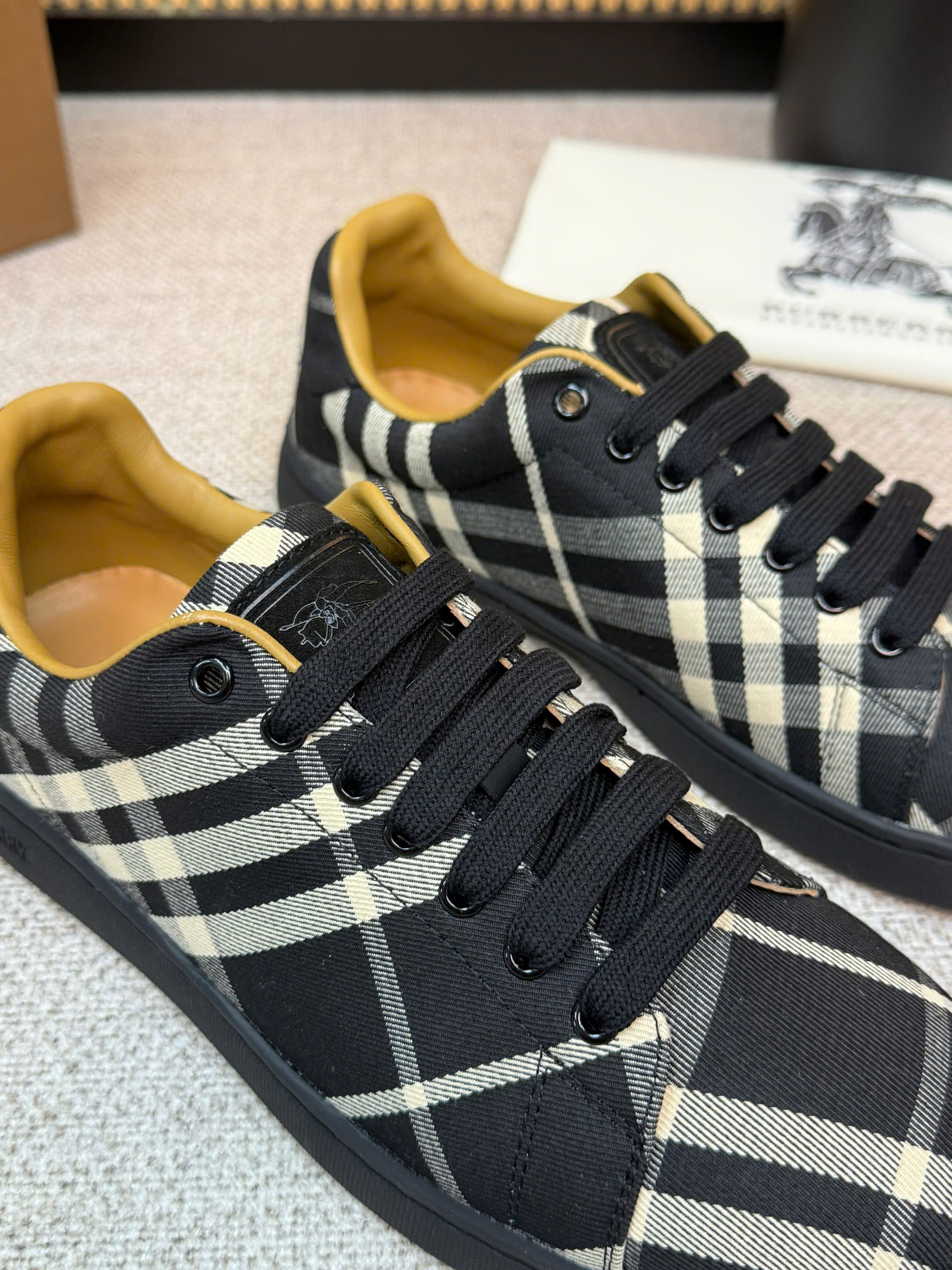 Giày sneaker Burberry BBR Đen kẻ sọc chéo Caro Like Auth 38-43 VTN