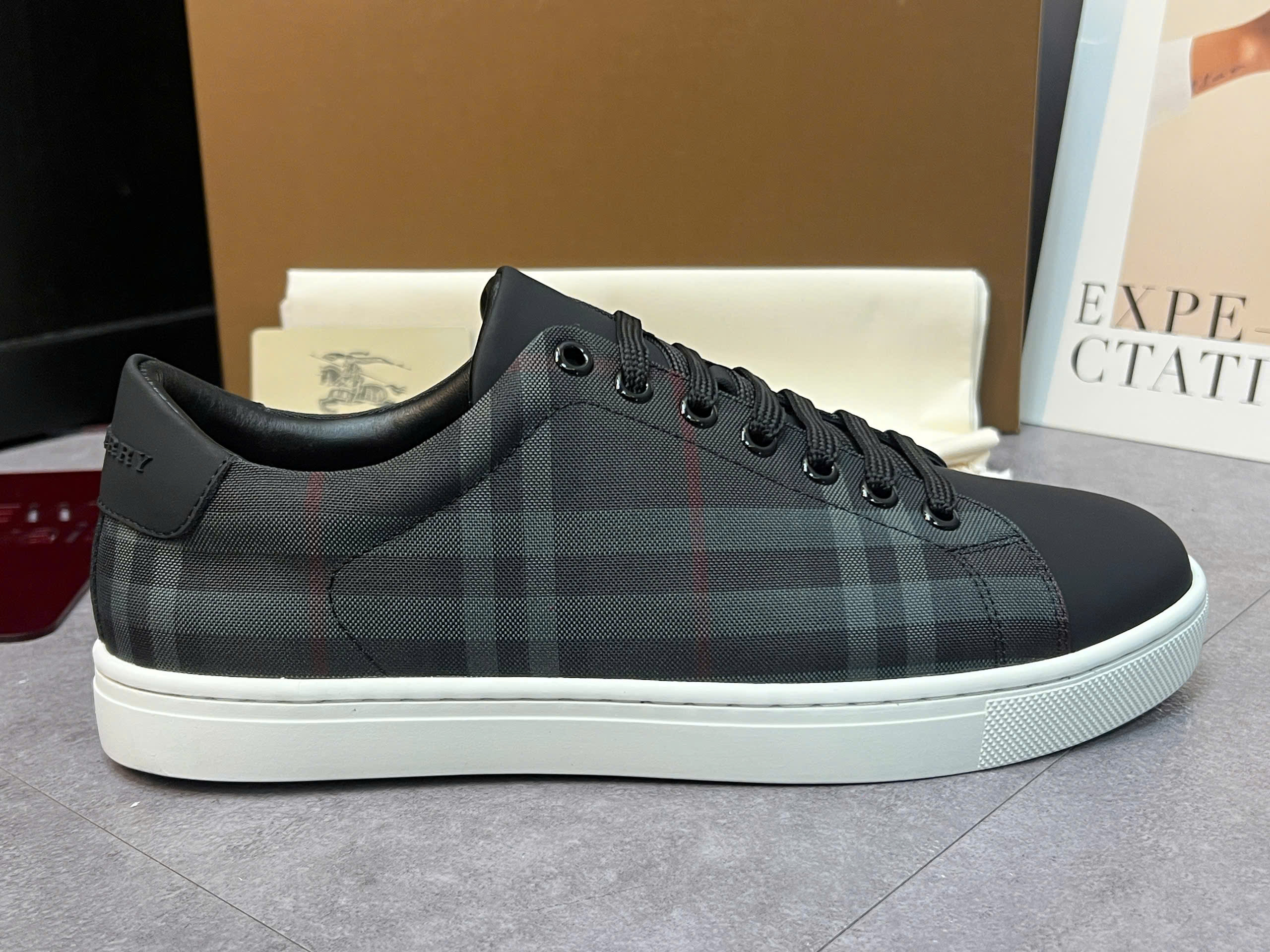 Giày sneaker Burberry BBR Đen kẻ sọc Xám Caro Like Auth 38-43 VTN