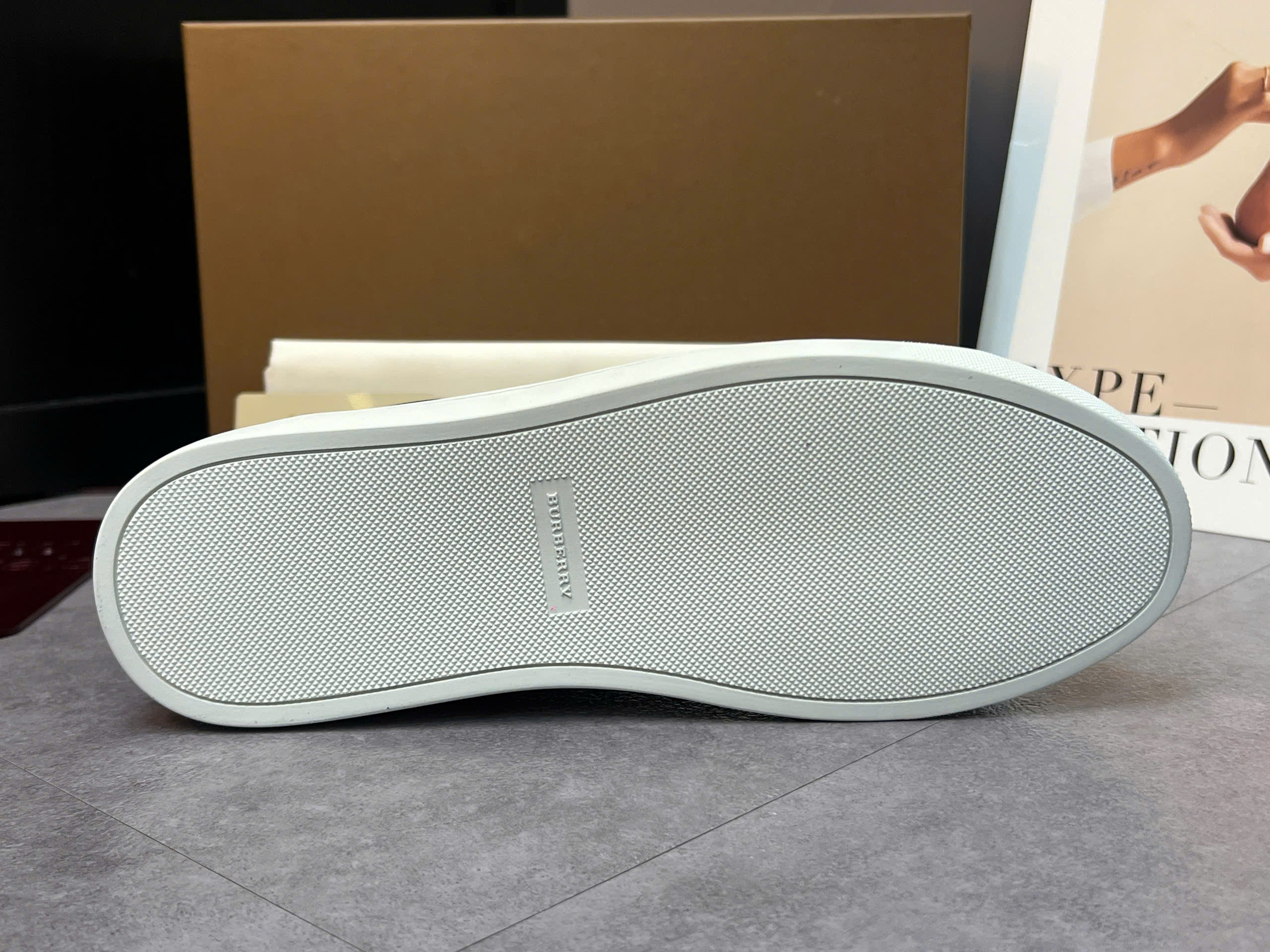 Giày sneaker Burberry BBR Đen kẻ sọc Xám Caro Like Auth 38-43 VTN