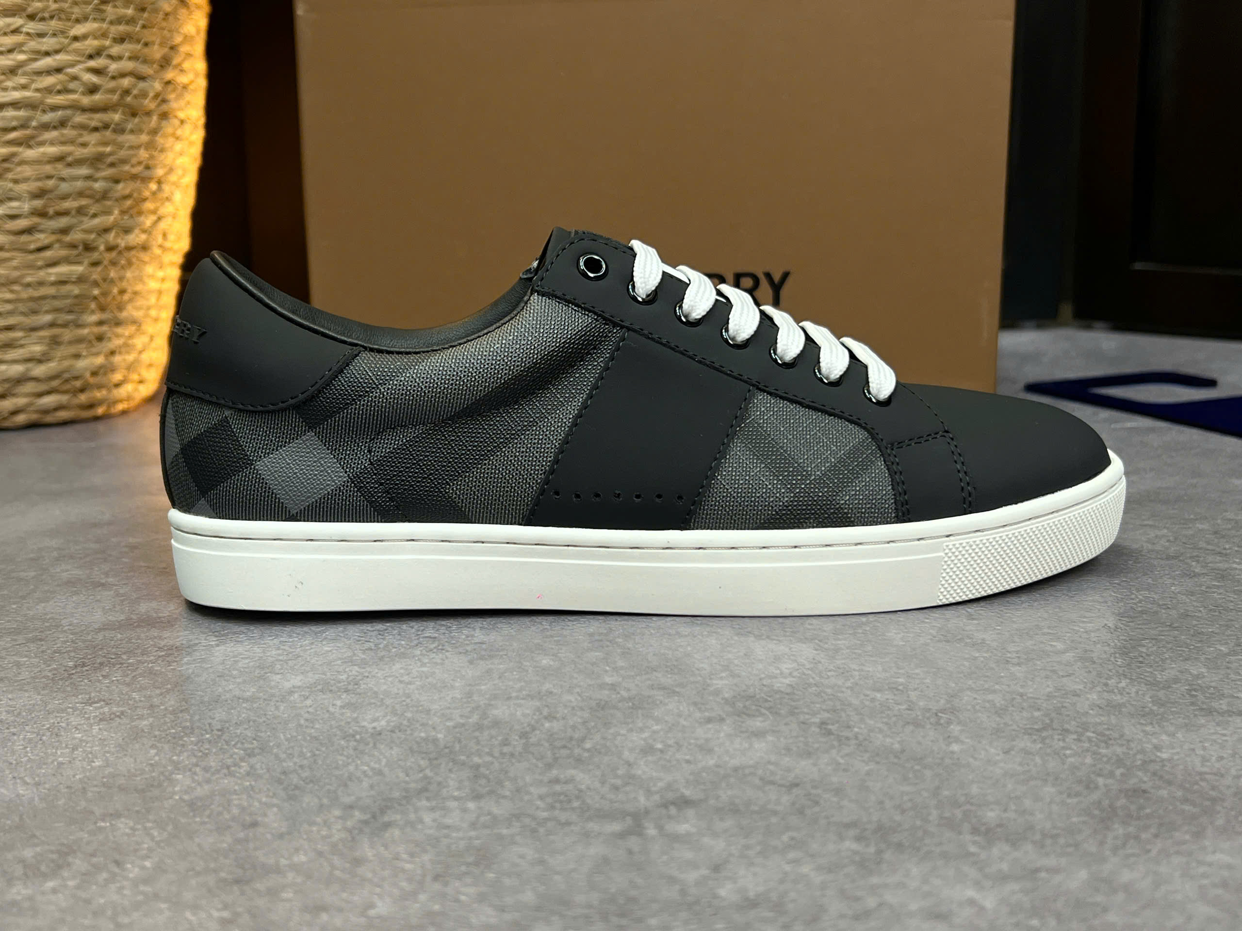 Giày sneaker Burberry BBR Larkhall Đen kẻ sọc chéo Like Auth 38-43 VTN