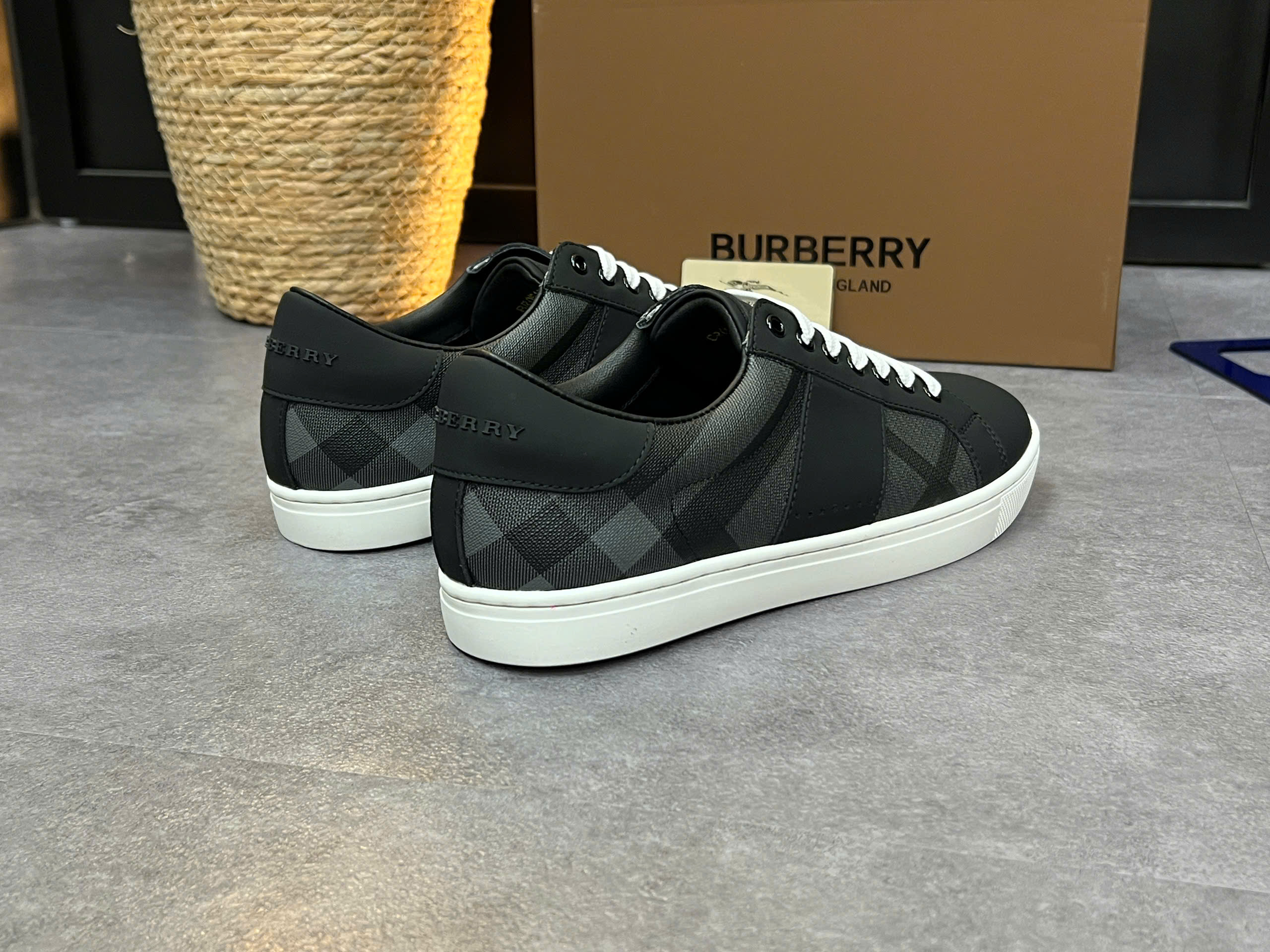 Giày sneaker Burberry BBR Larkhall Đen kẻ sọc chéo Like Auth 38-43 VTN