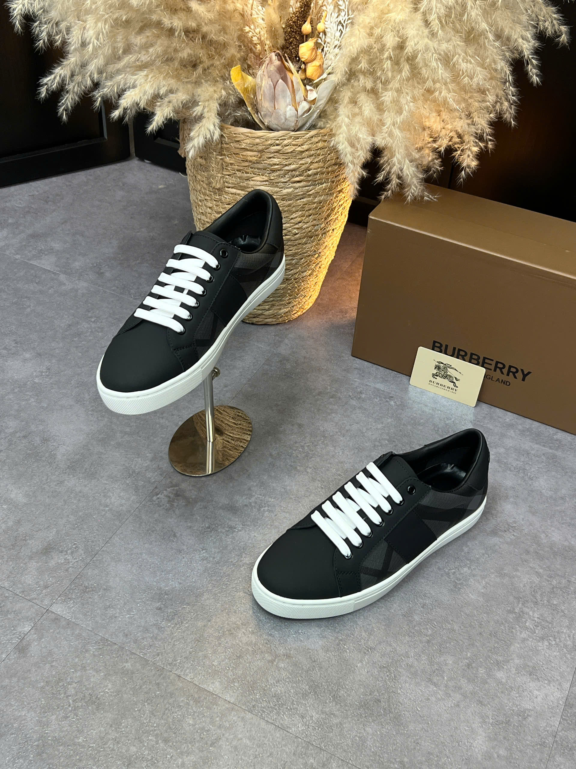 Giày sneaker Burberry BBR Larkhall Đen kẻ sọc chéo Like Auth 38-43 VTN