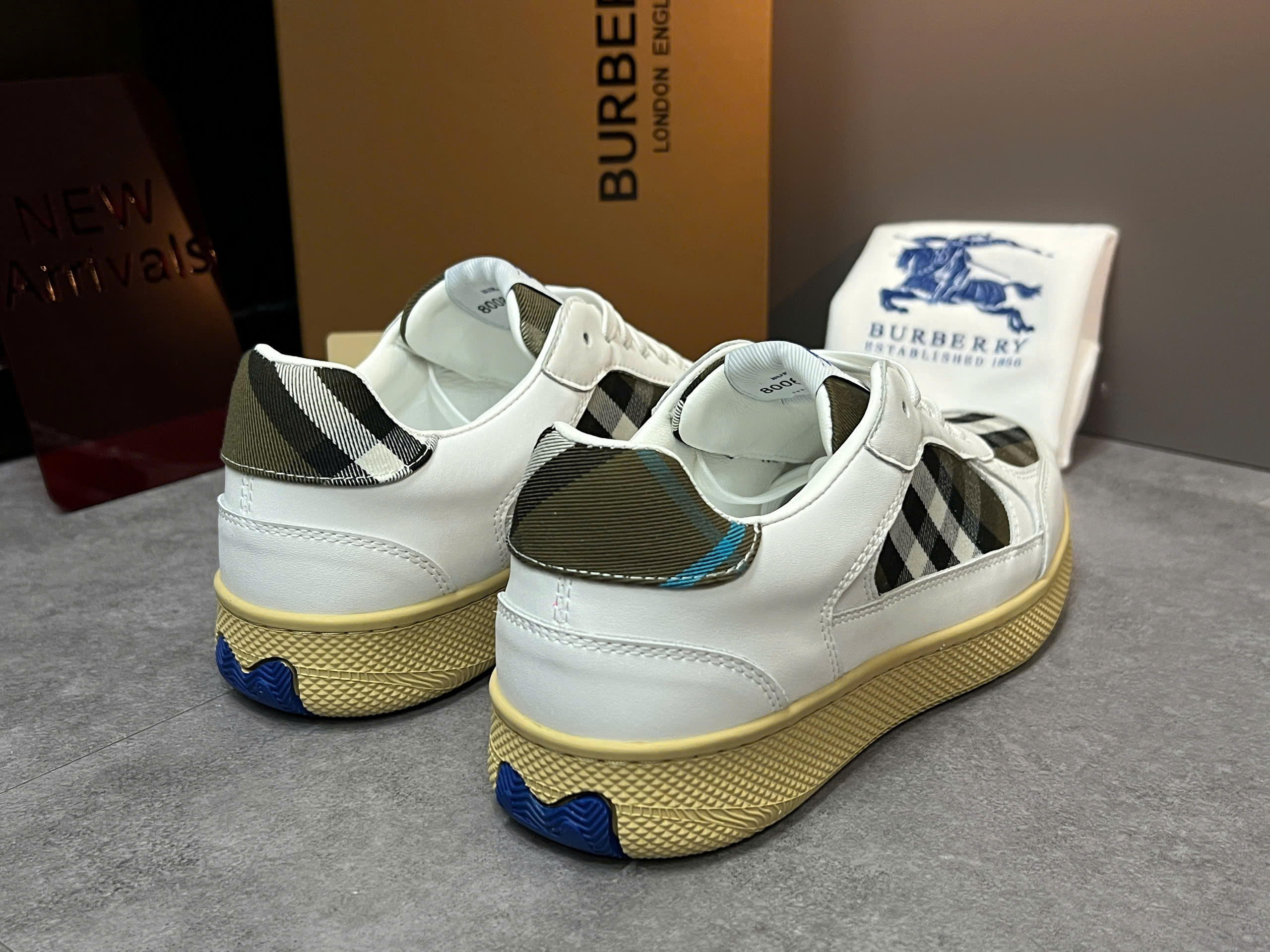 Giày sneaker Burberry BBR Trắng kẻ sọc tag vải Caro Like Auth 38-43 VTN