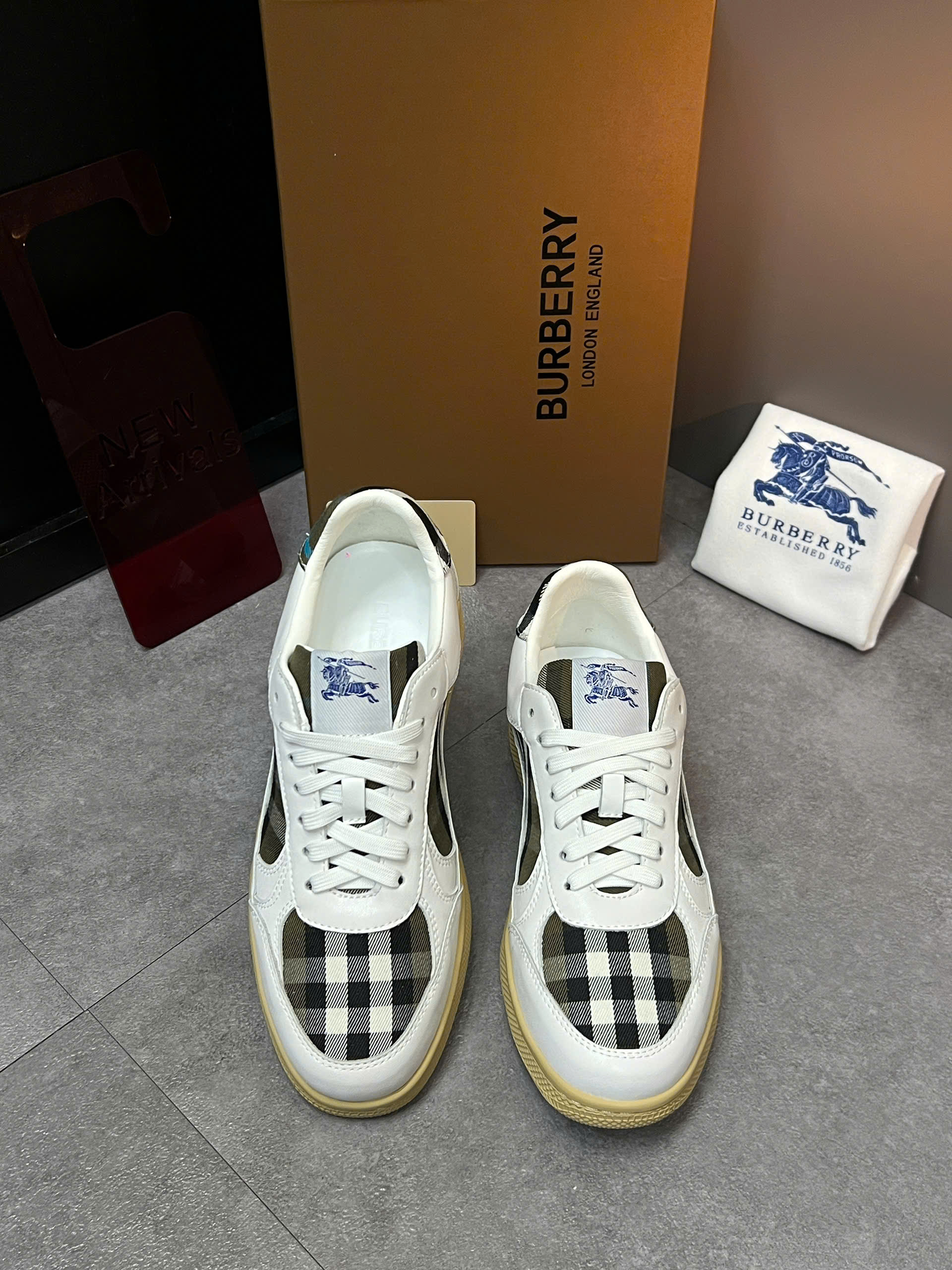 Giày sneaker Burberry BBR Trắng kẻ sọc tag vải Caro Like Auth 38-43 VTN