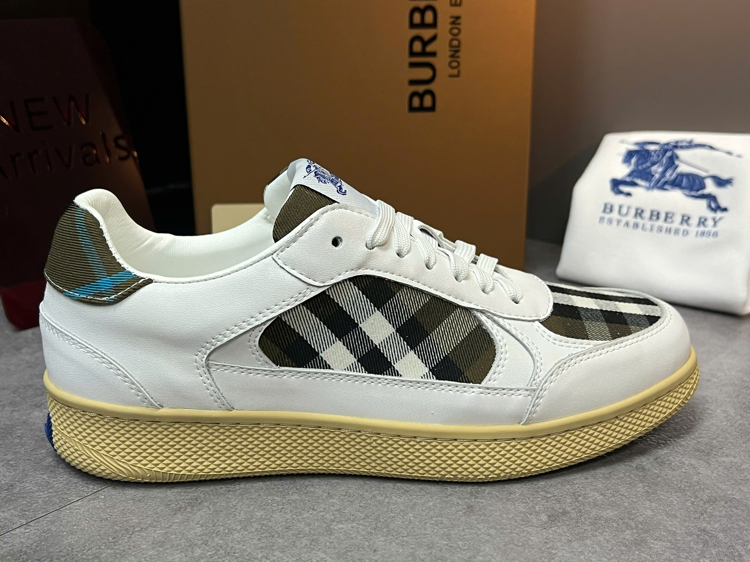 Giày sneaker Burberry BBR Trắng kẻ sọc tag vải Caro Like Auth 38-43 VTN