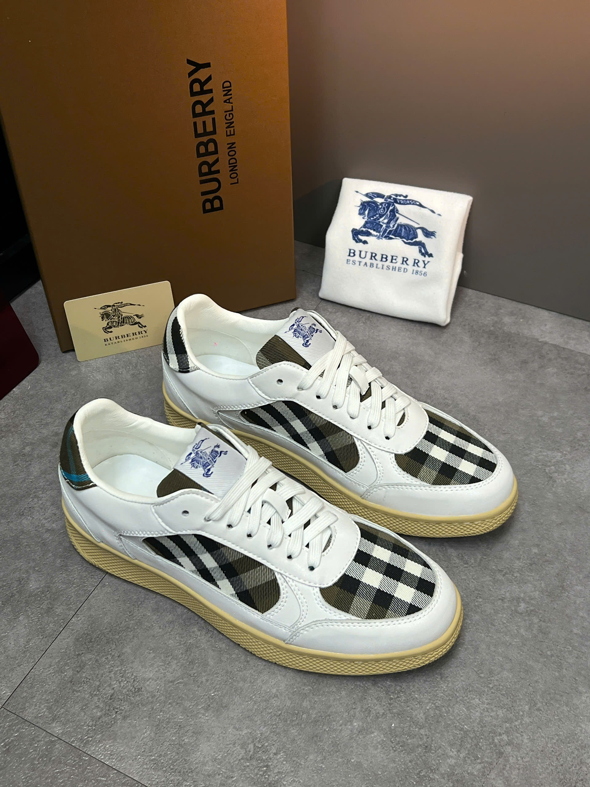 Giày sneaker Burberry BBR Trắng kẻ sọc tag vải Caro Like Auth 38-43 VTN