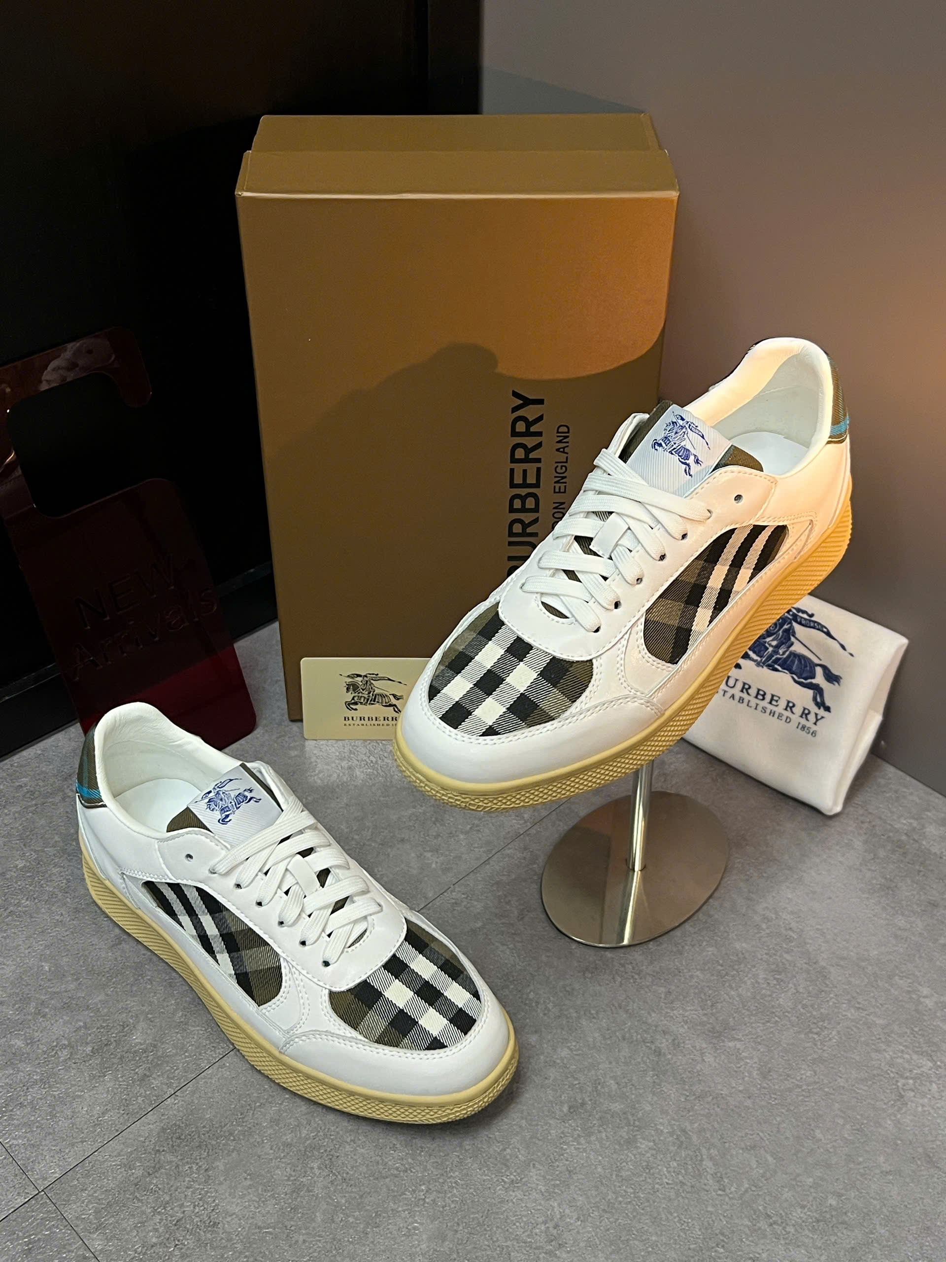 Giày sneaker Burberry BBR Trắng kẻ sọc tag vải Caro Like Auth 38-43 VTN