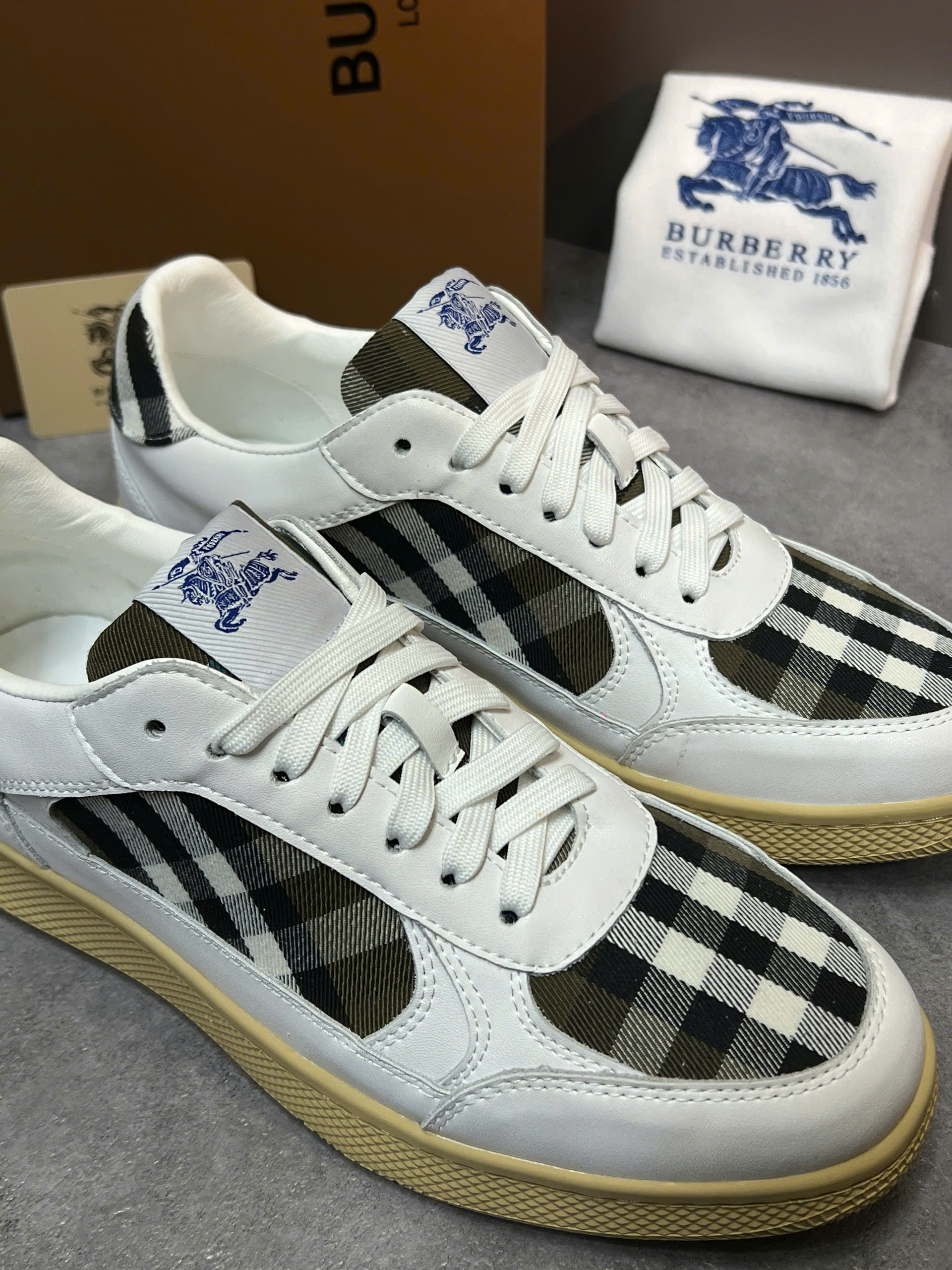 Giày sneaker Burberry BBR Trắng kẻ sọc tag vải Caro Like Auth 38-43 VTN