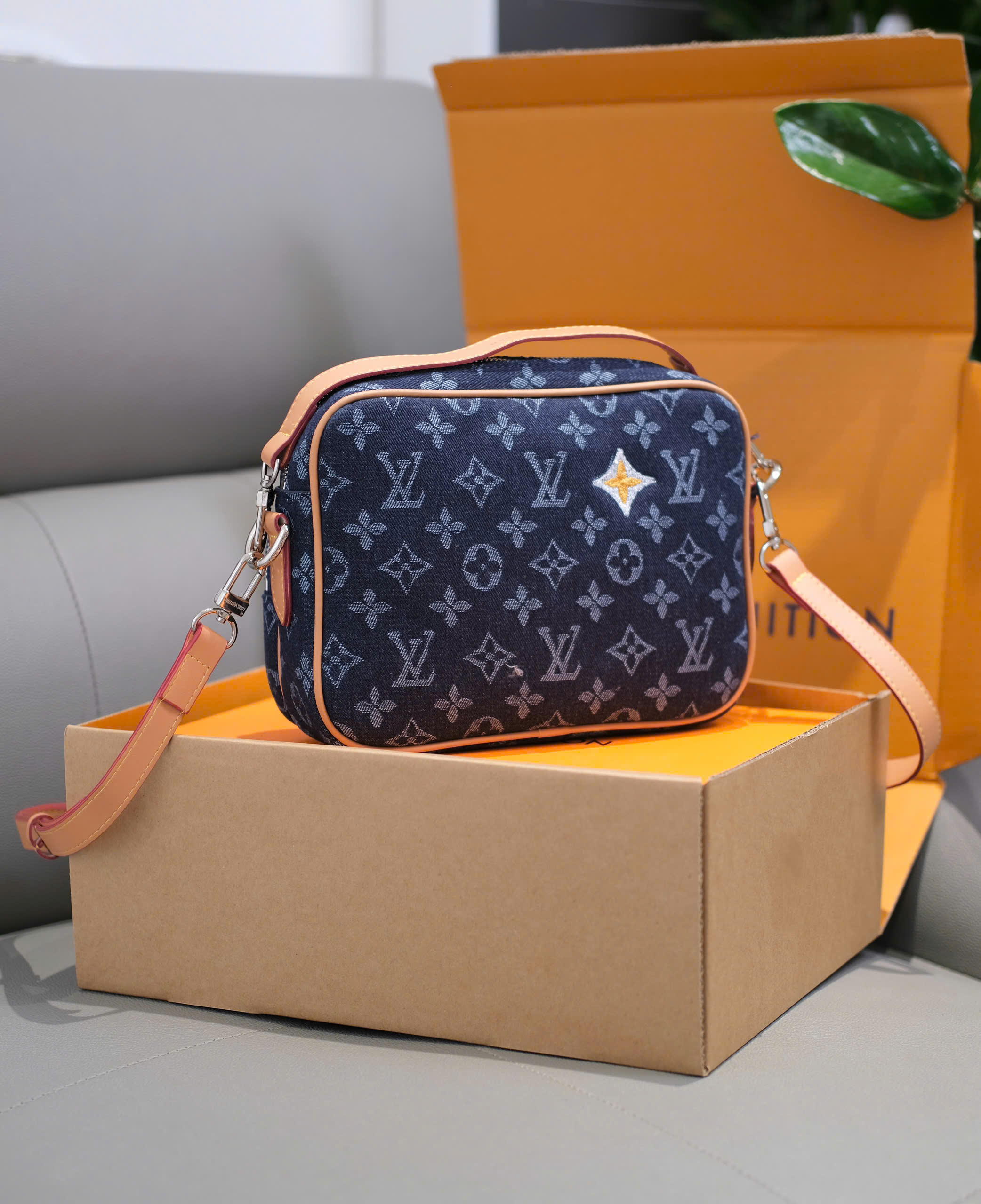 Túi đeo chéo Louis Vuitton LV Monogram Floral Denim Xanh Than Like Auth 25x18x11 PLD