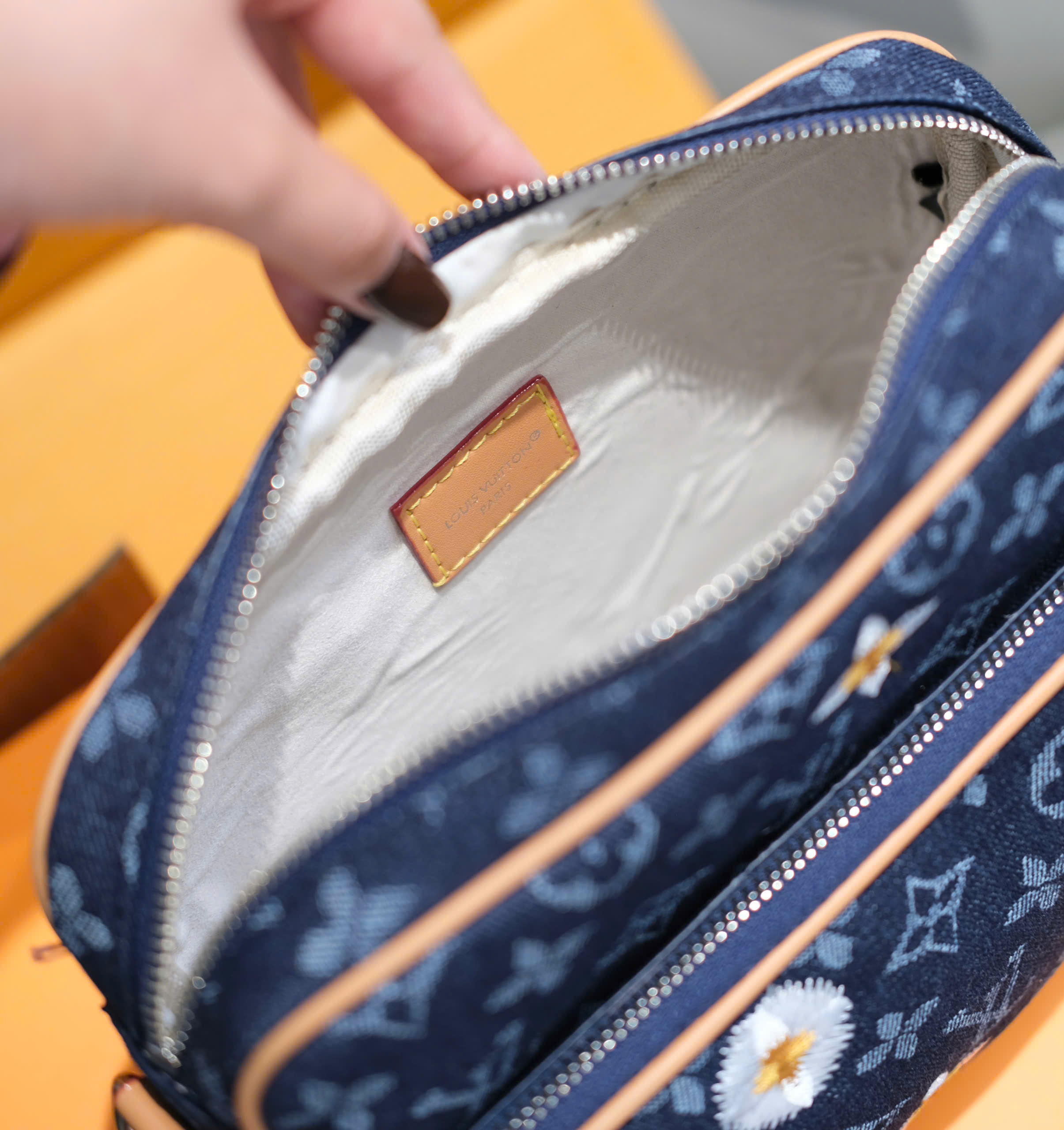 Túi đeo chéo Louis Vuitton LV Monogram Floral Denim Xanh Than Like Auth 25x18x11 PLD