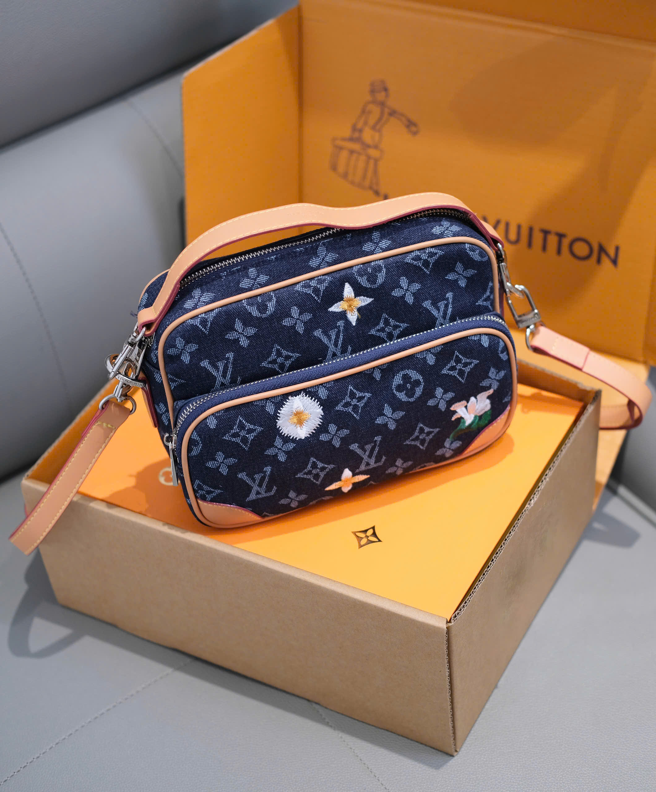 Túi đeo chéo Louis Vuitton LV Monogram Floral Denim Xanh Than Like Auth 25x18x11 PLD