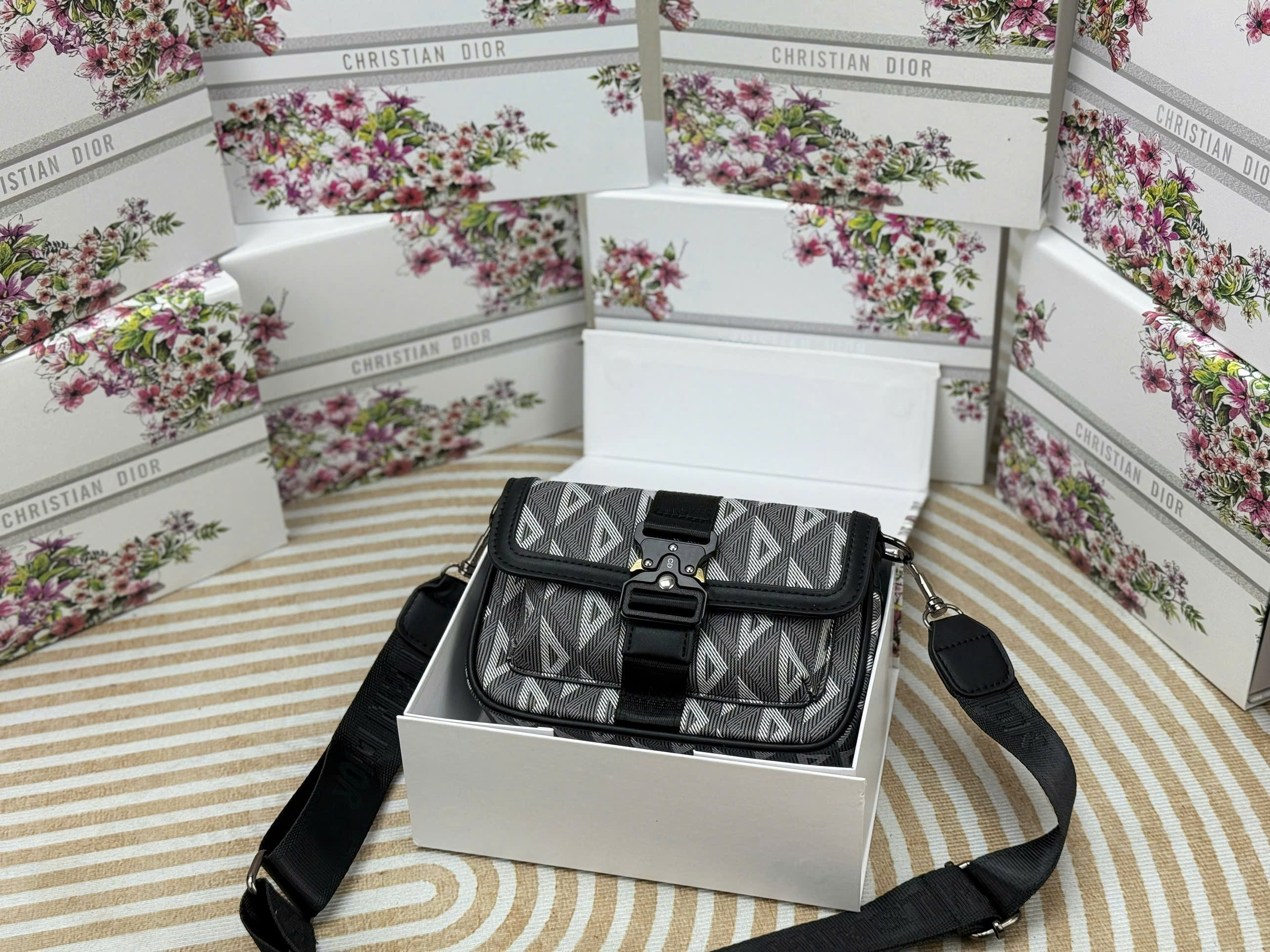 Túi đeo chéo Dior CD Mini Hit The Road Messenger Bag new 2026 Like Auth VTN