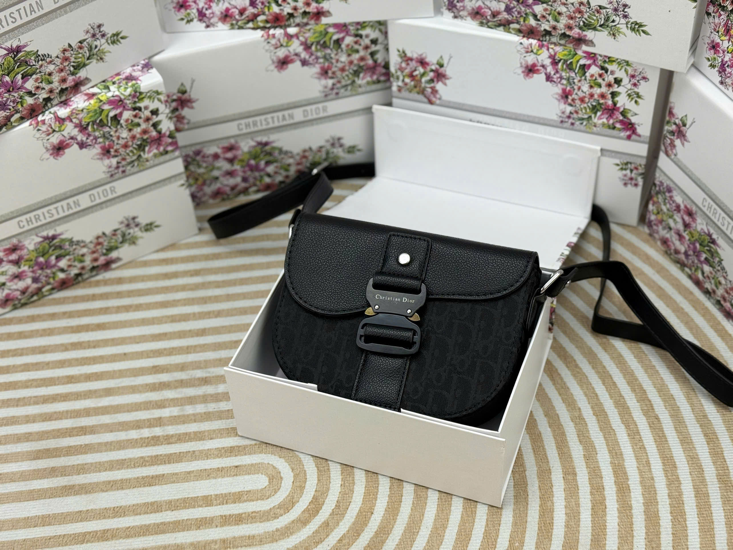 Túi đeo chéo Dior CD Mini Hit The Road Messenger Bag new 2026 Like Auth VTN