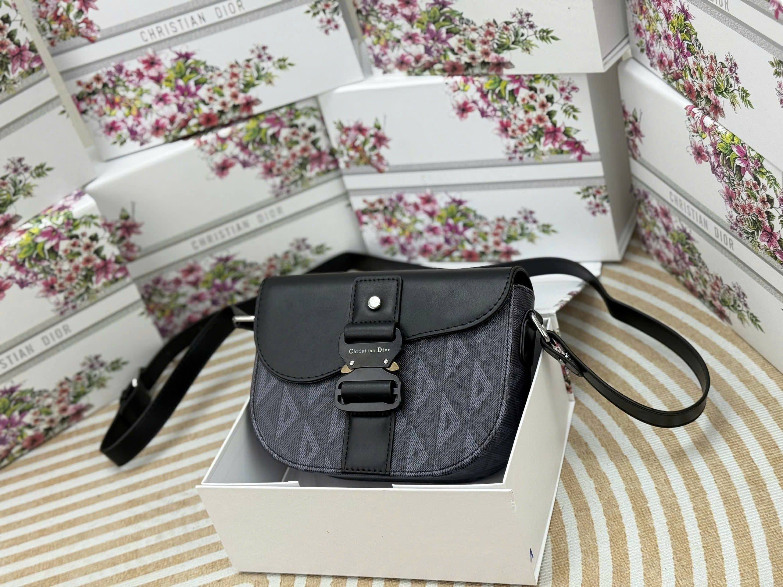 Túi đeo chéo Dior CD Mini Hit The Road Messenger Bag new 2026 Like Auth VTN