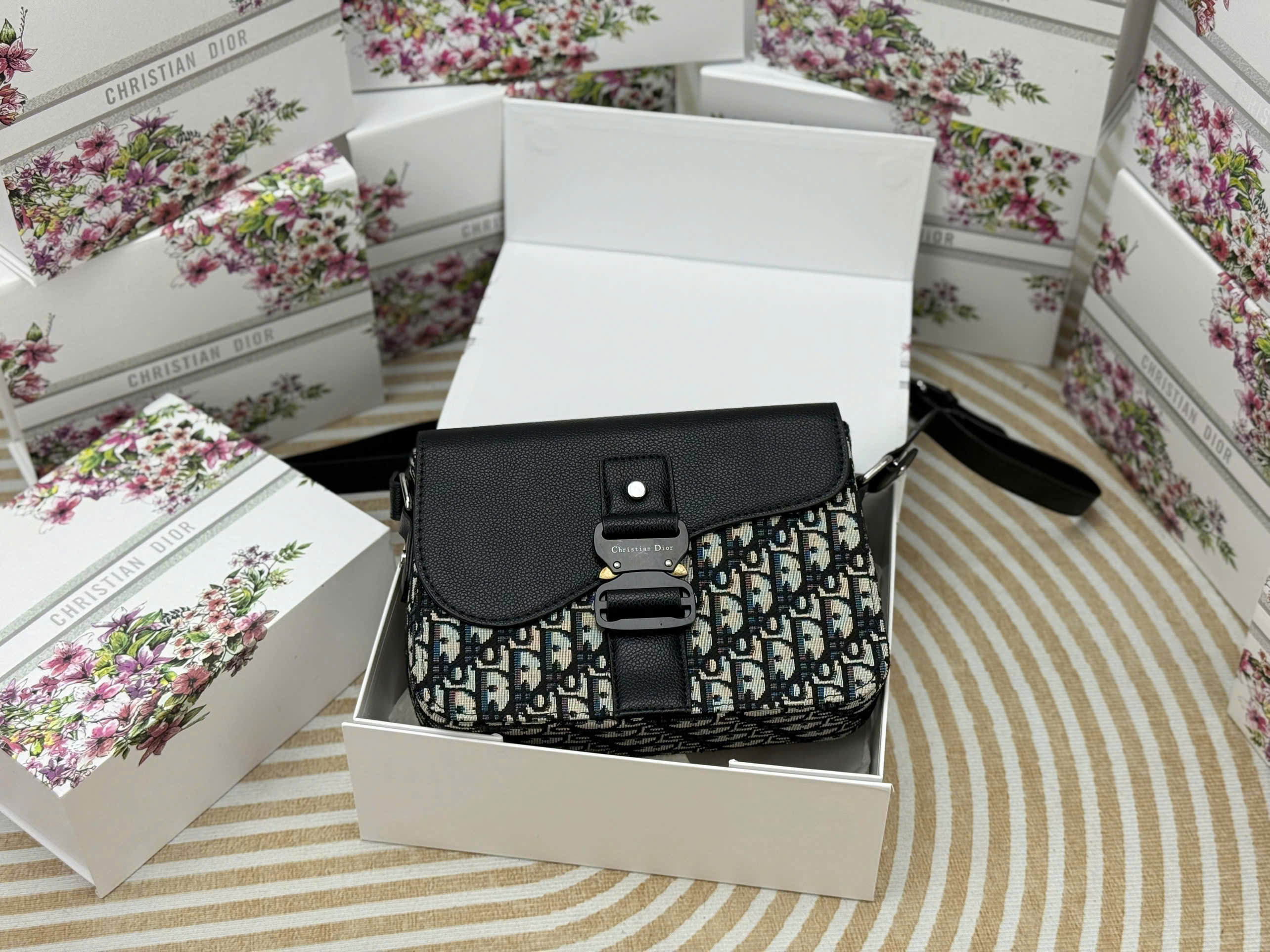 Túi đeo chéo Dior CD Mini Hit The Road Messenger Bag new 2026 Like Auth VTN