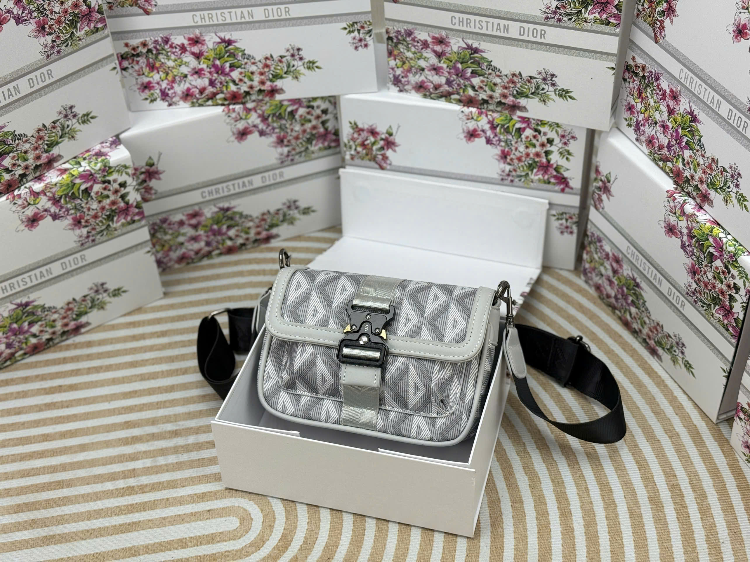 Túi đeo chéo Dior CD Mini Hit The Road Messenger Bag new 2026 Like Auth VTN