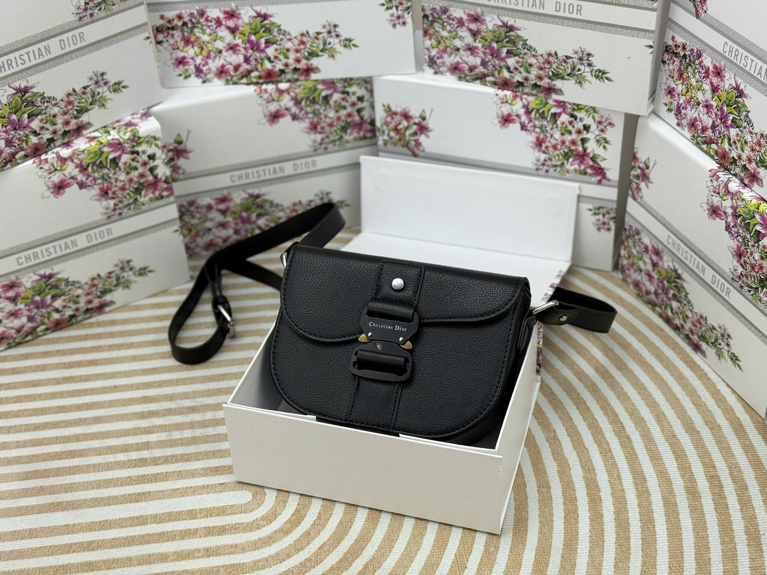 Túi đeo chéo Dior CD Mini Hit The Road Messenger Bag new 2026 Like Auth VTN