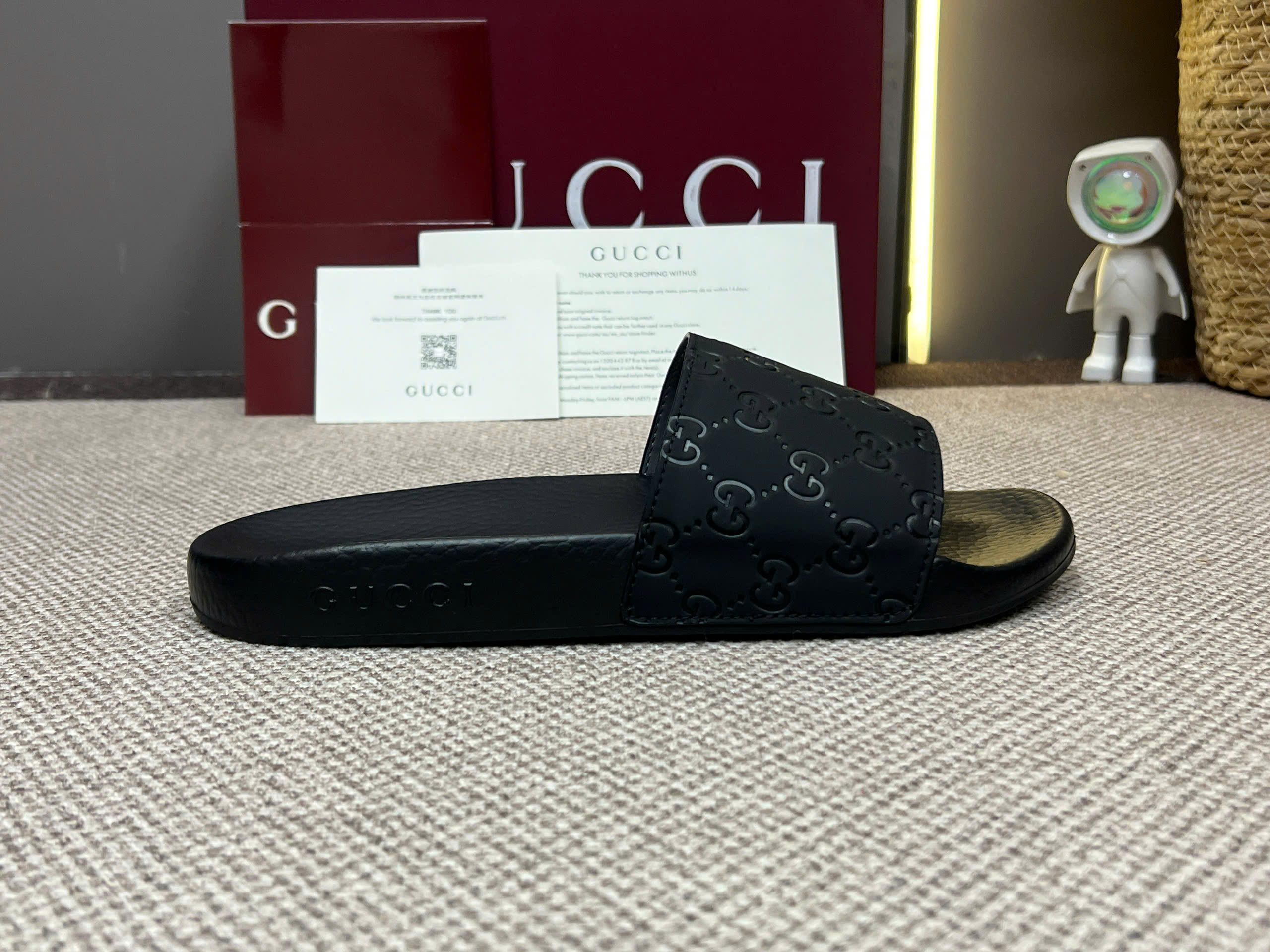 Dép quai ngang Gucci GC Đen logo full vân khắc chìm Like Auth 38-43 VTN