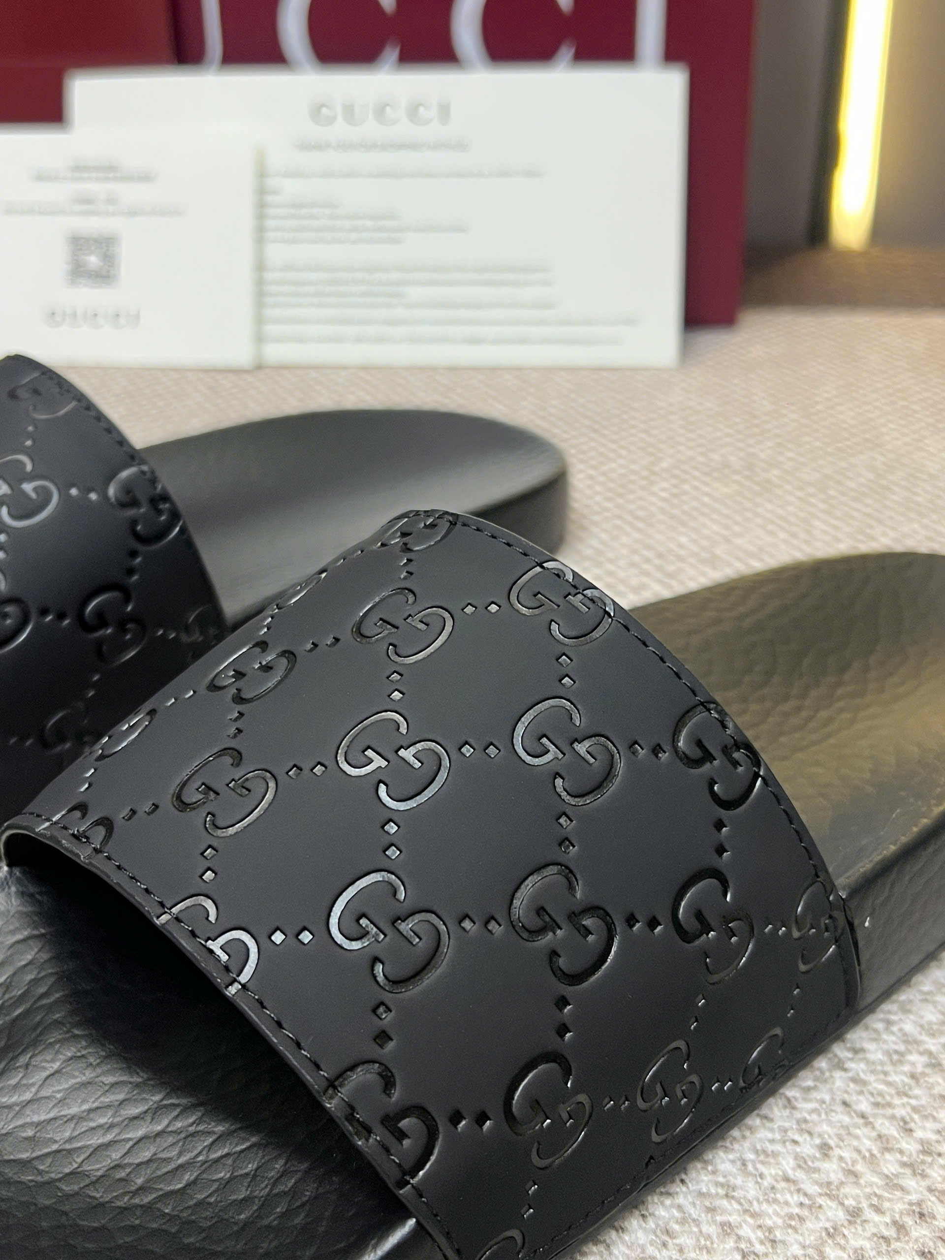 Dép quai ngang Gucci GC Đen logo full vân khắc chìm Like Auth 38-43 VTN