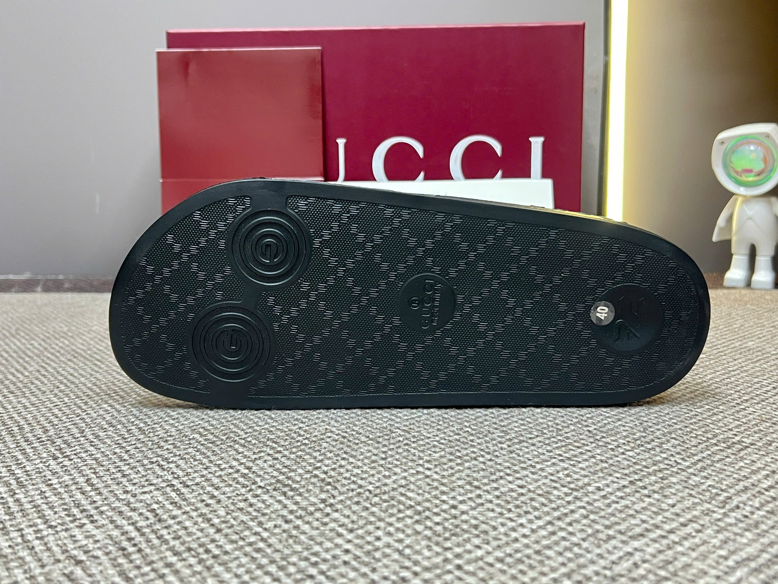 Dép quai ngang Gucci GC Đen logo full vân khắc chìm Like Auth 38-43 VTN