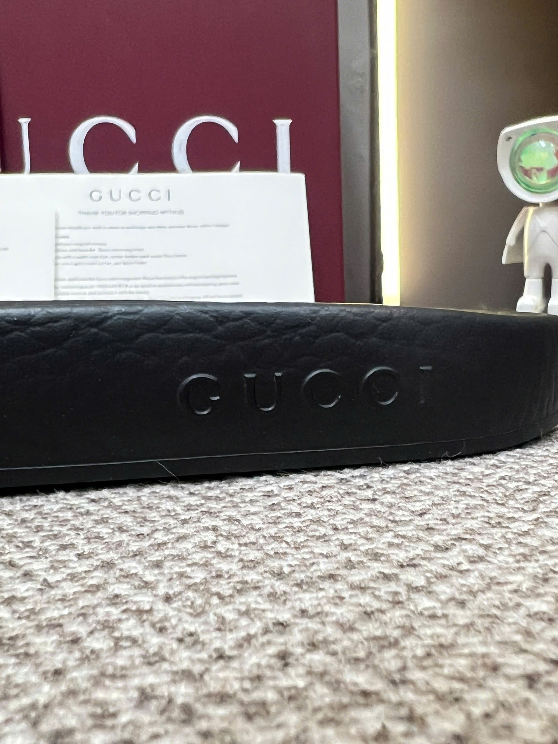 Dép quai ngang Gucci GC Đen logo full vân khắc chìm Like Auth 38-43 VTN