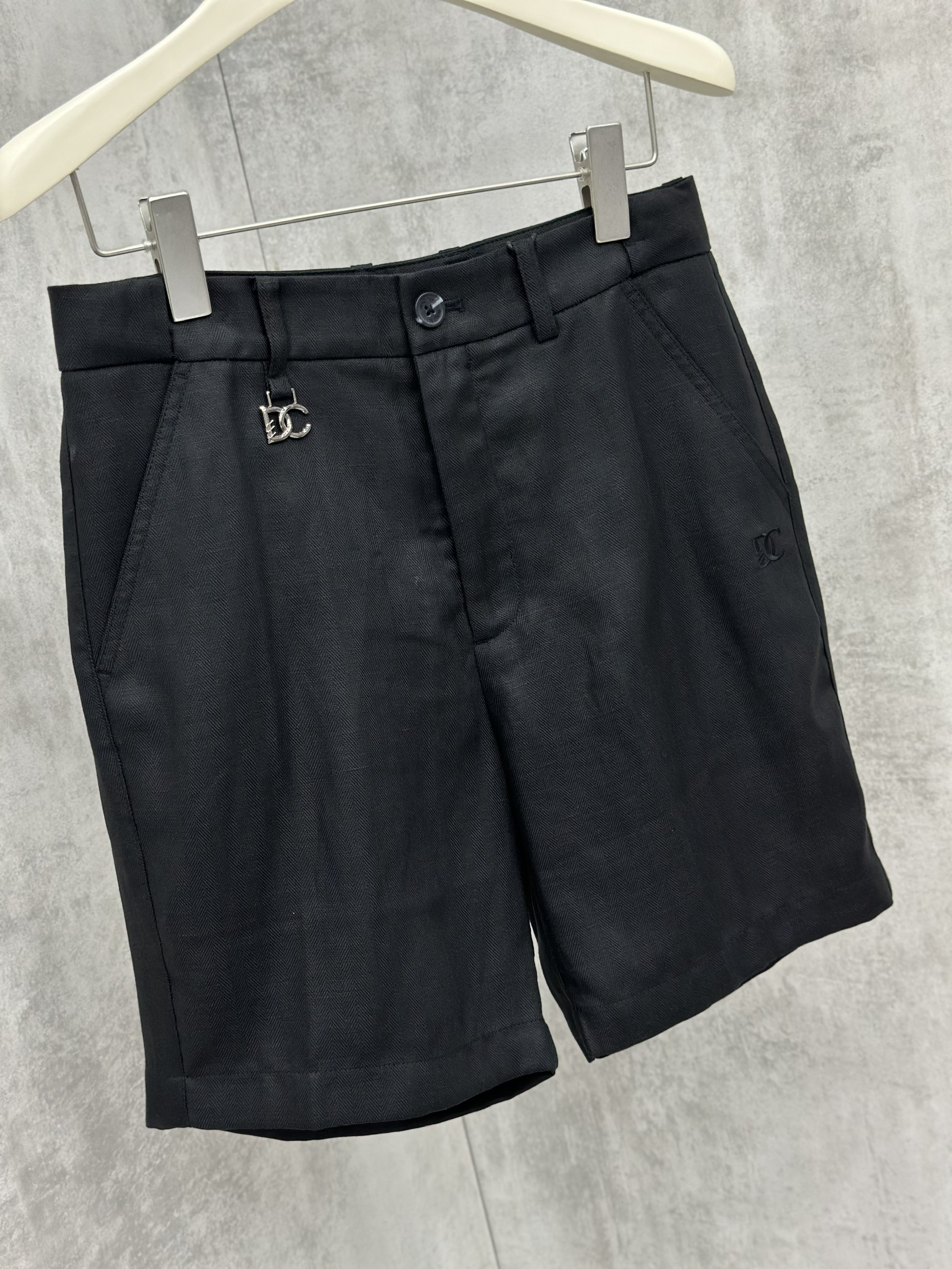 Quần short đũi Dolce Gabbana DG logo tag cạp Like Auth 28-34 VTN\Đen