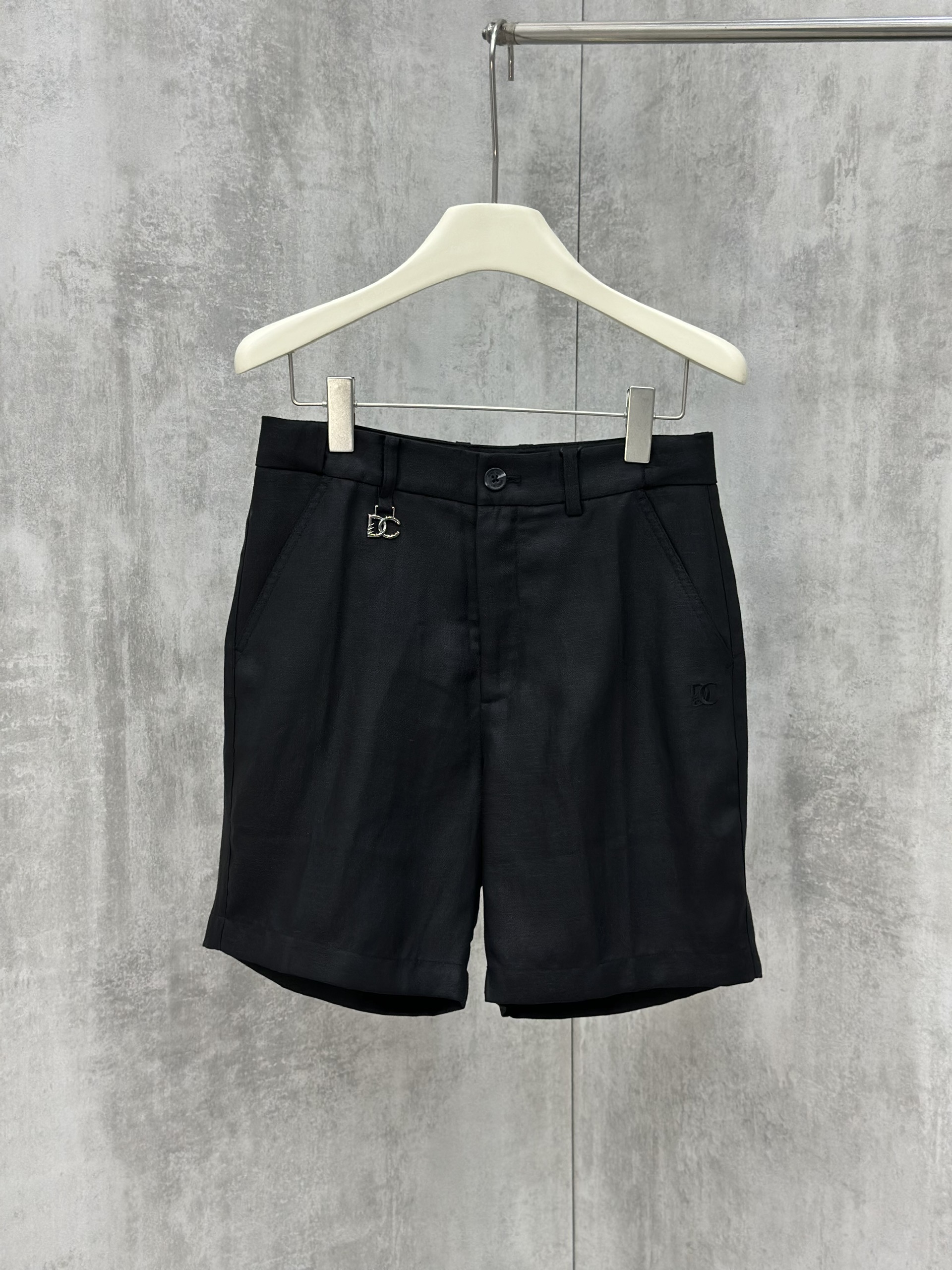 Quần short đũi Dolce Gabbana DG logo tag cạp Like Auth 28-34 VTN\Đen