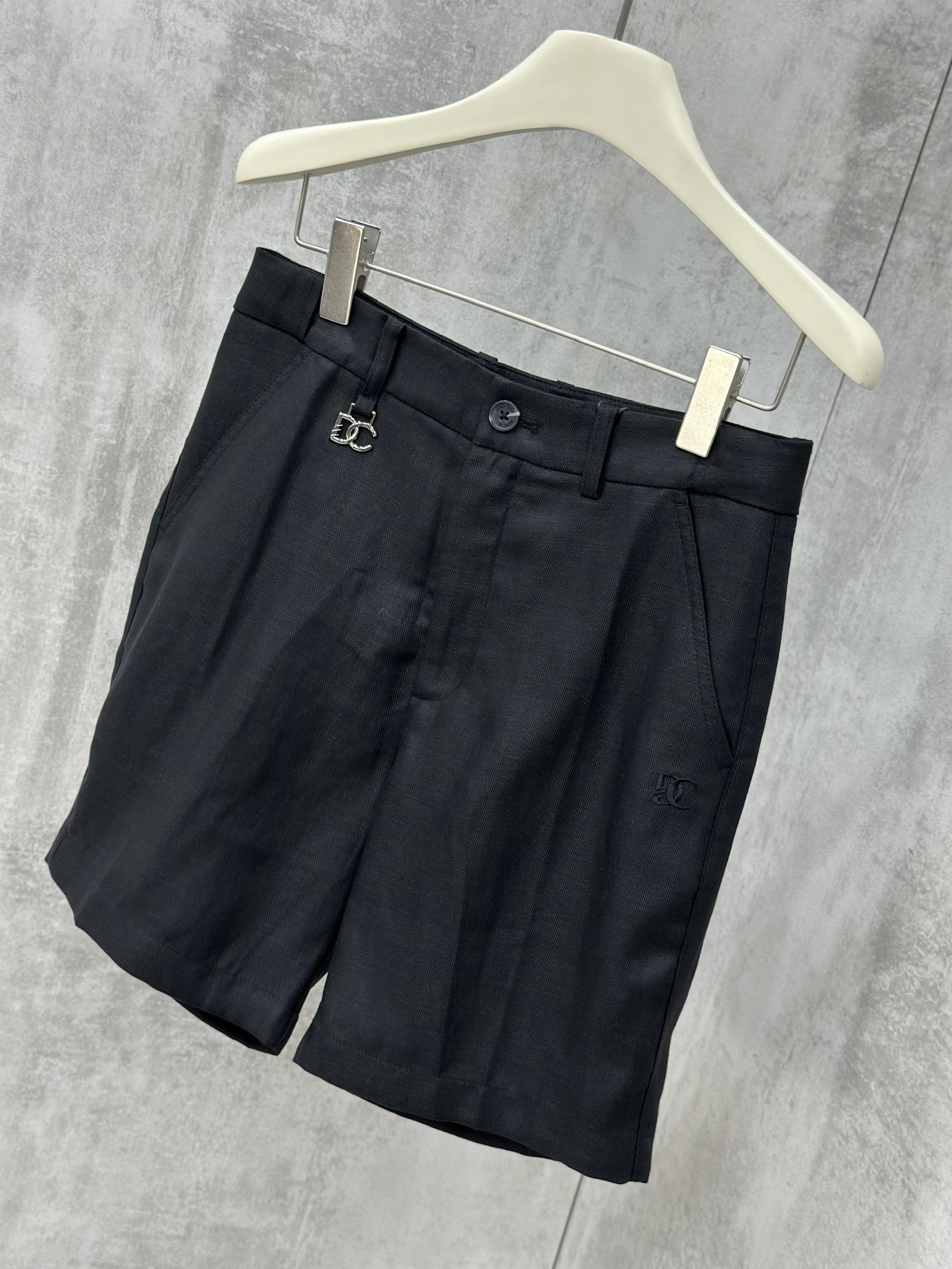 Quần short đũi Dolce Gabbana DG logo tag cạp Like Auth 28-34 VTN\Đen