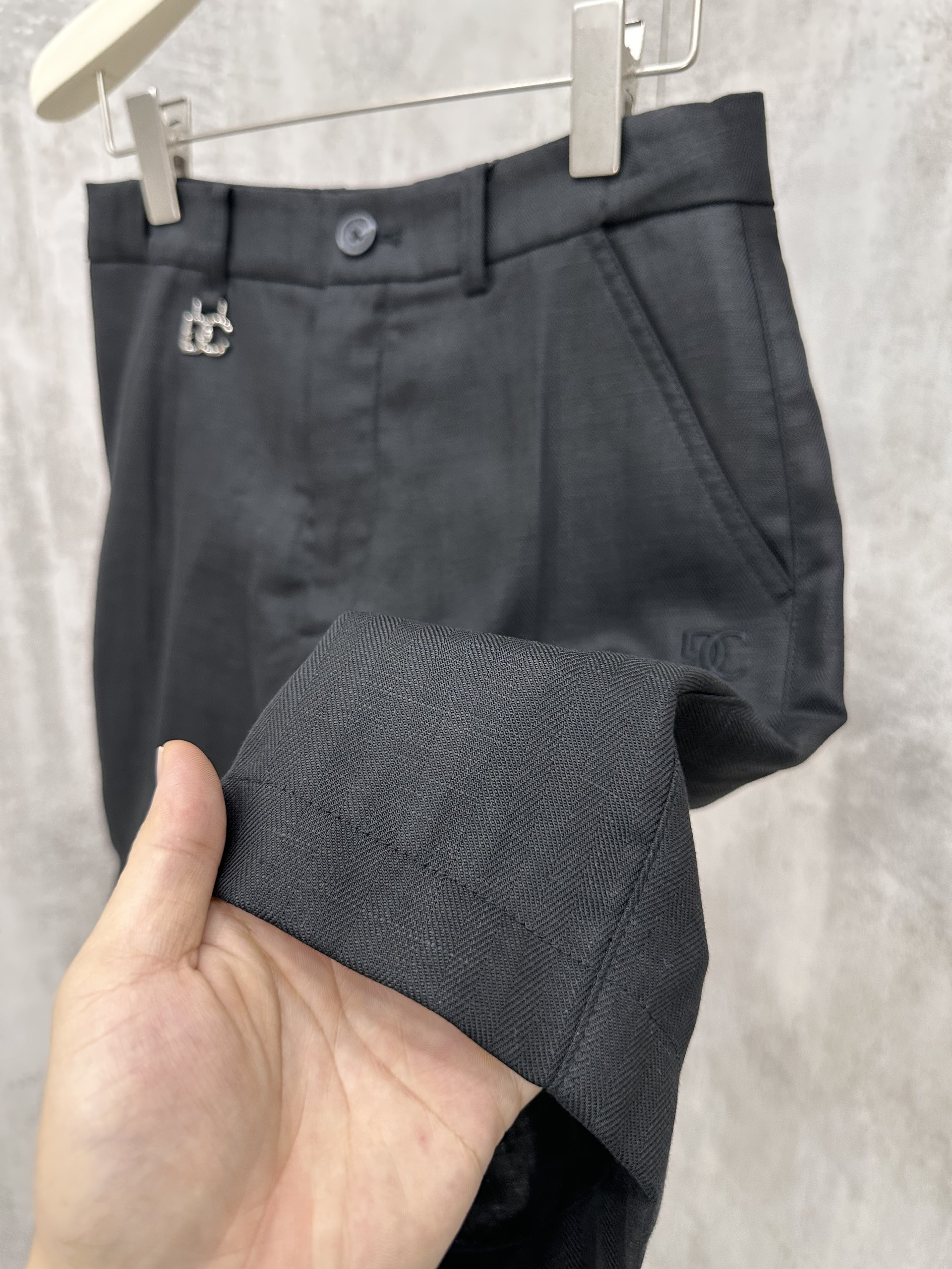 Quần short đũi Dolce Gabbana DG logo tag cạp Like Auth 28-34 VTN\Đen