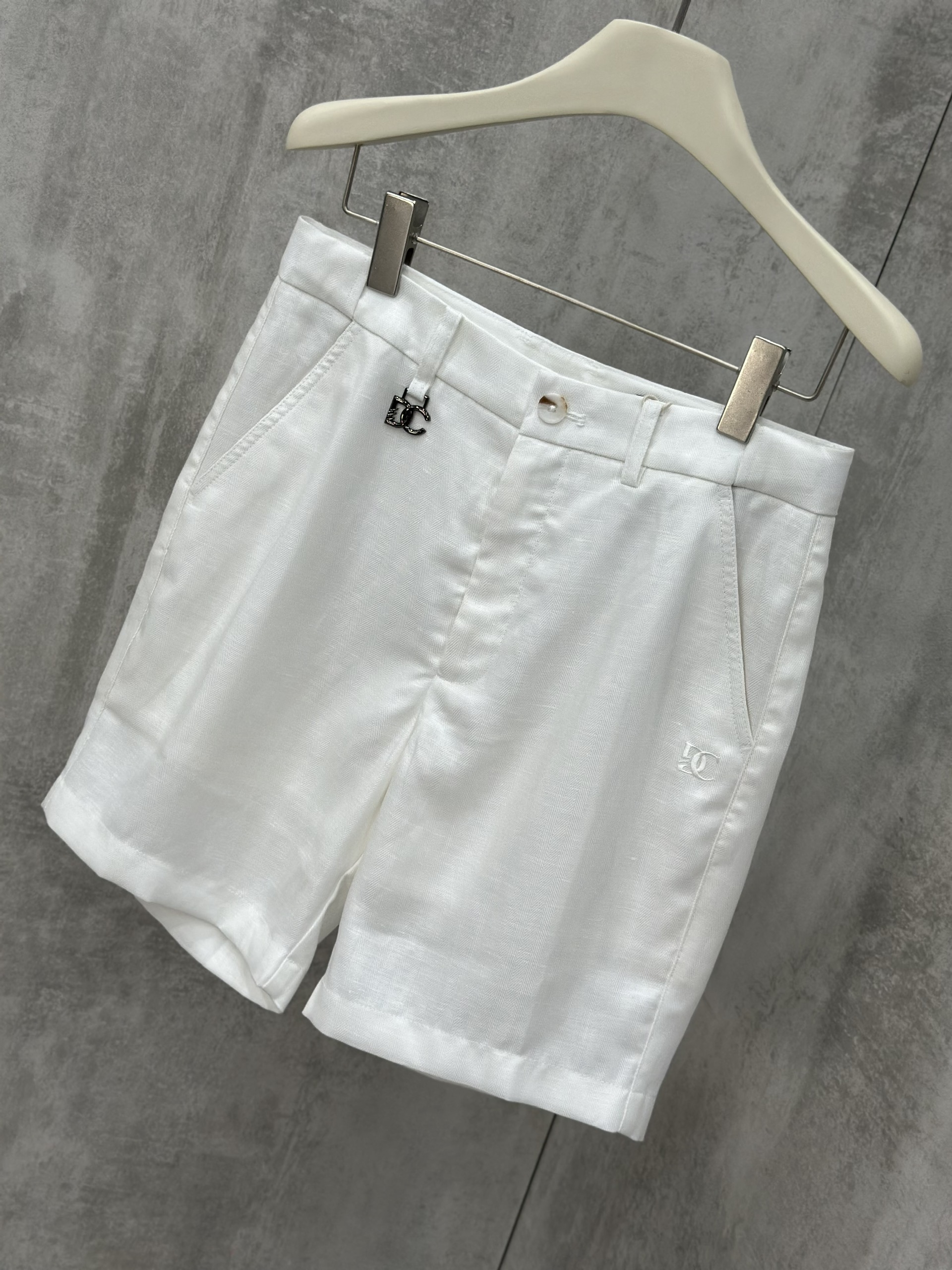 Quần short đũi Dolce Gabbana DG logo tag cạp Like Auth 28-34 VTN\Trắng