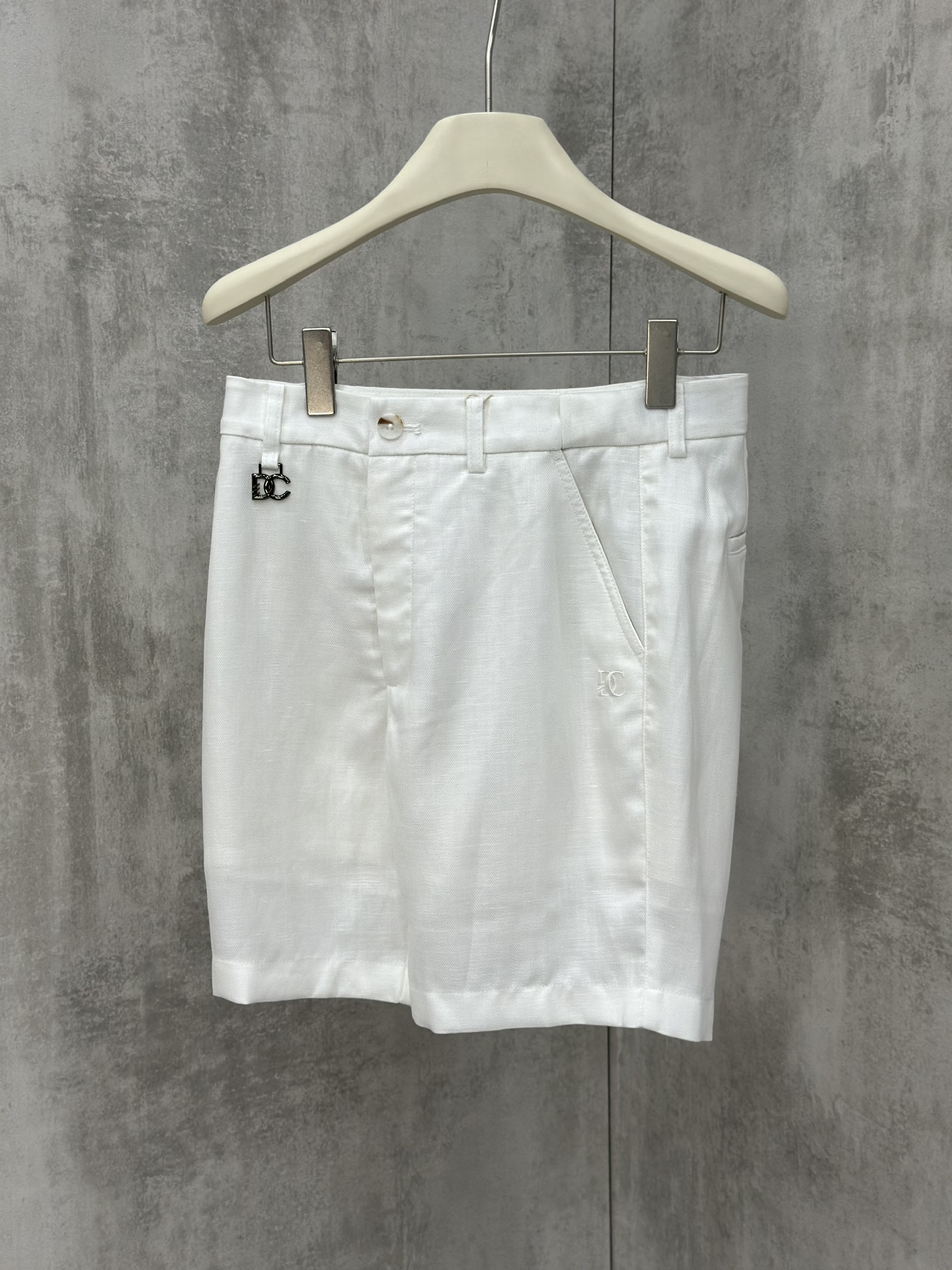 Quần short đũi Dolce Gabbana DG logo tag cạp Like Auth 28-34 VTN\Trắng