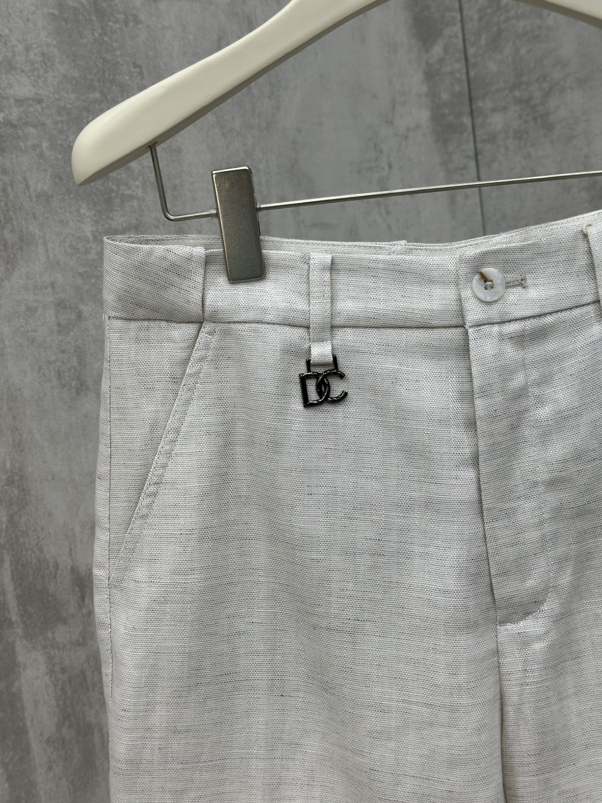 Quần short đũi Dolce Gabbana DG logo tag cạp Like Auth 28-34 VTN\Be