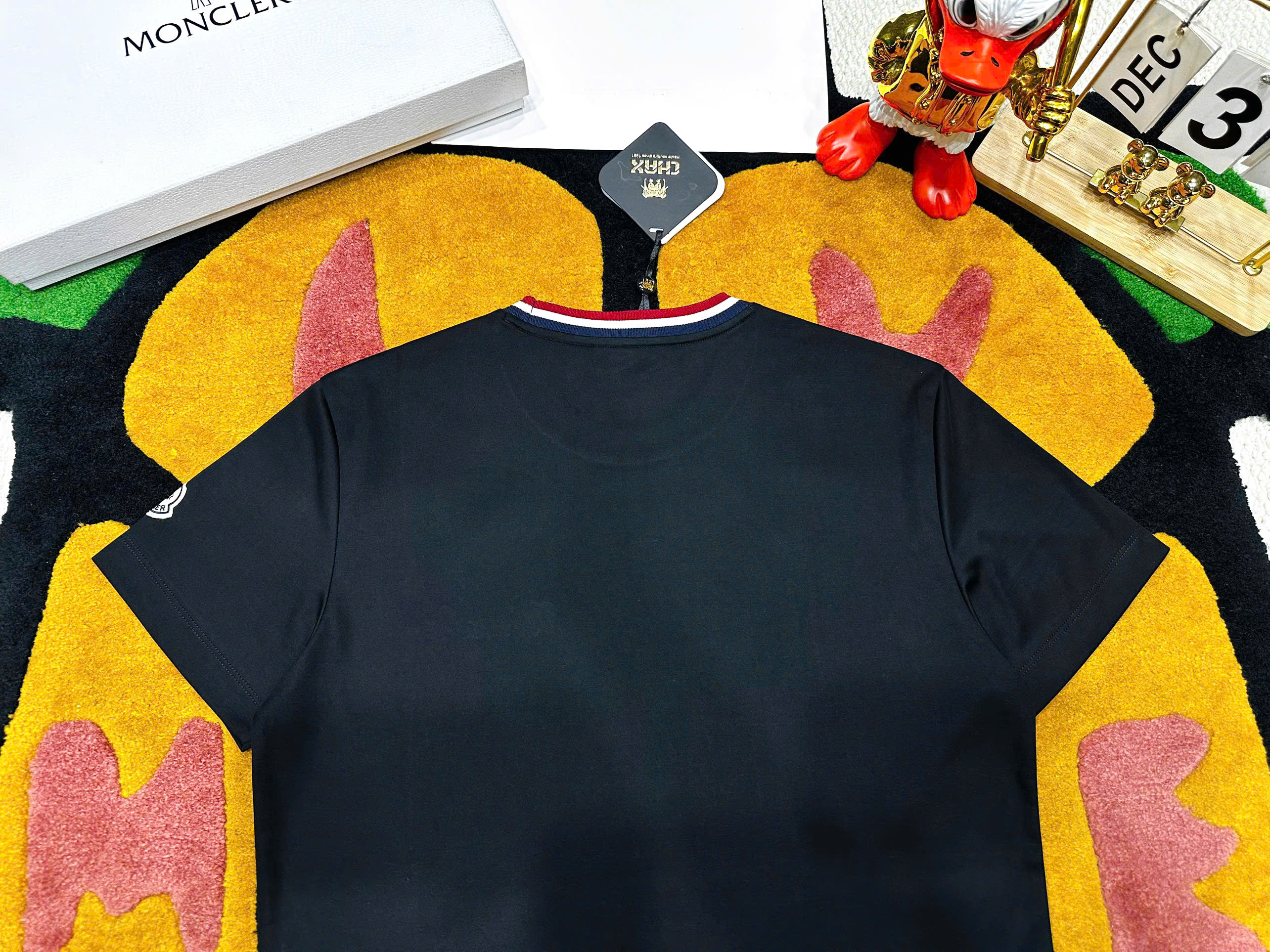 Áo phông T shirt Moncler bo cổ Xanh Trắng Đỏ logo thêu ngực Like Auth S-XL MK\Đen