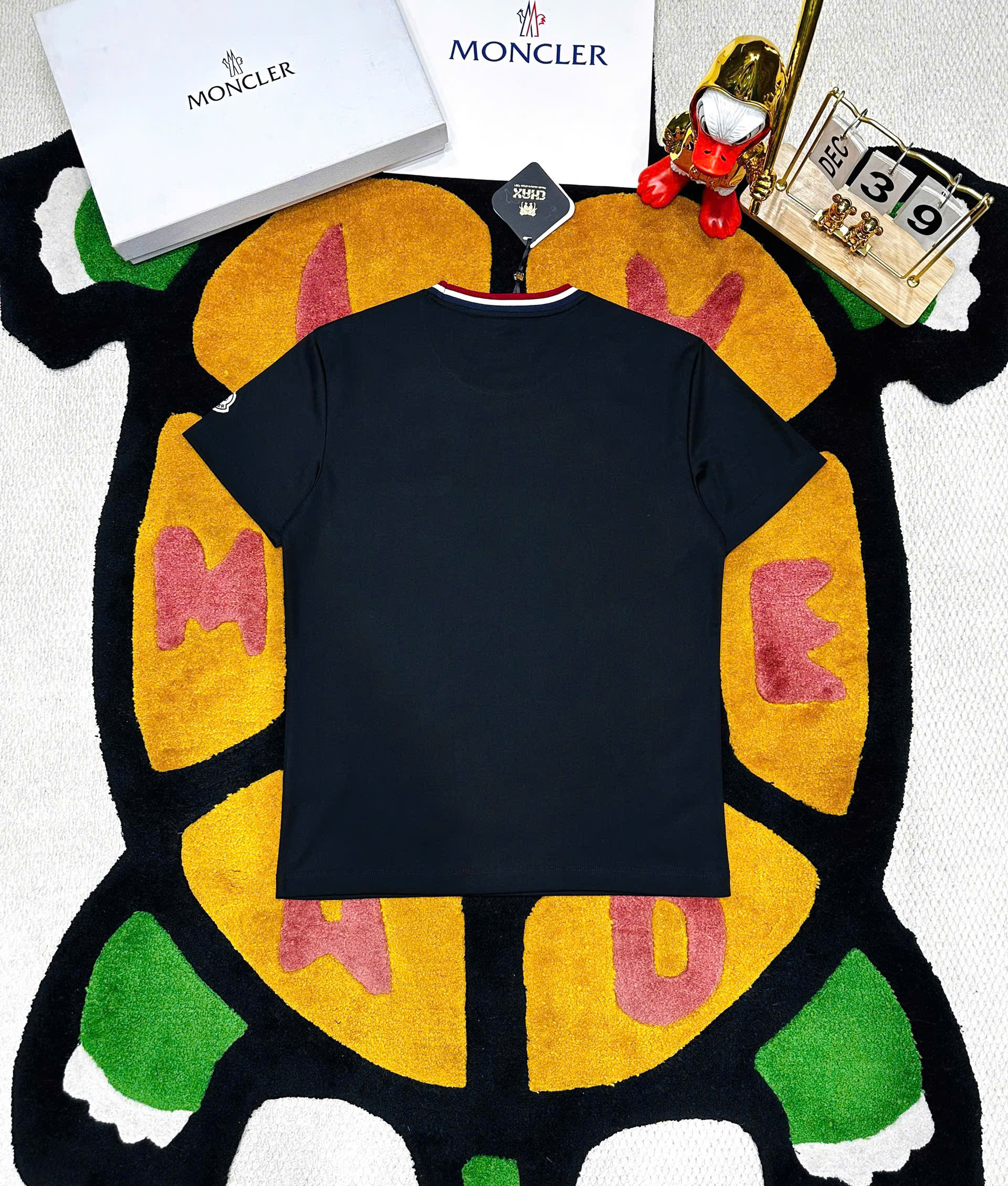 Áo phông T shirt Moncler bo cổ Xanh Trắng Đỏ logo thêu ngực Like Auth S-XL MK\Đen