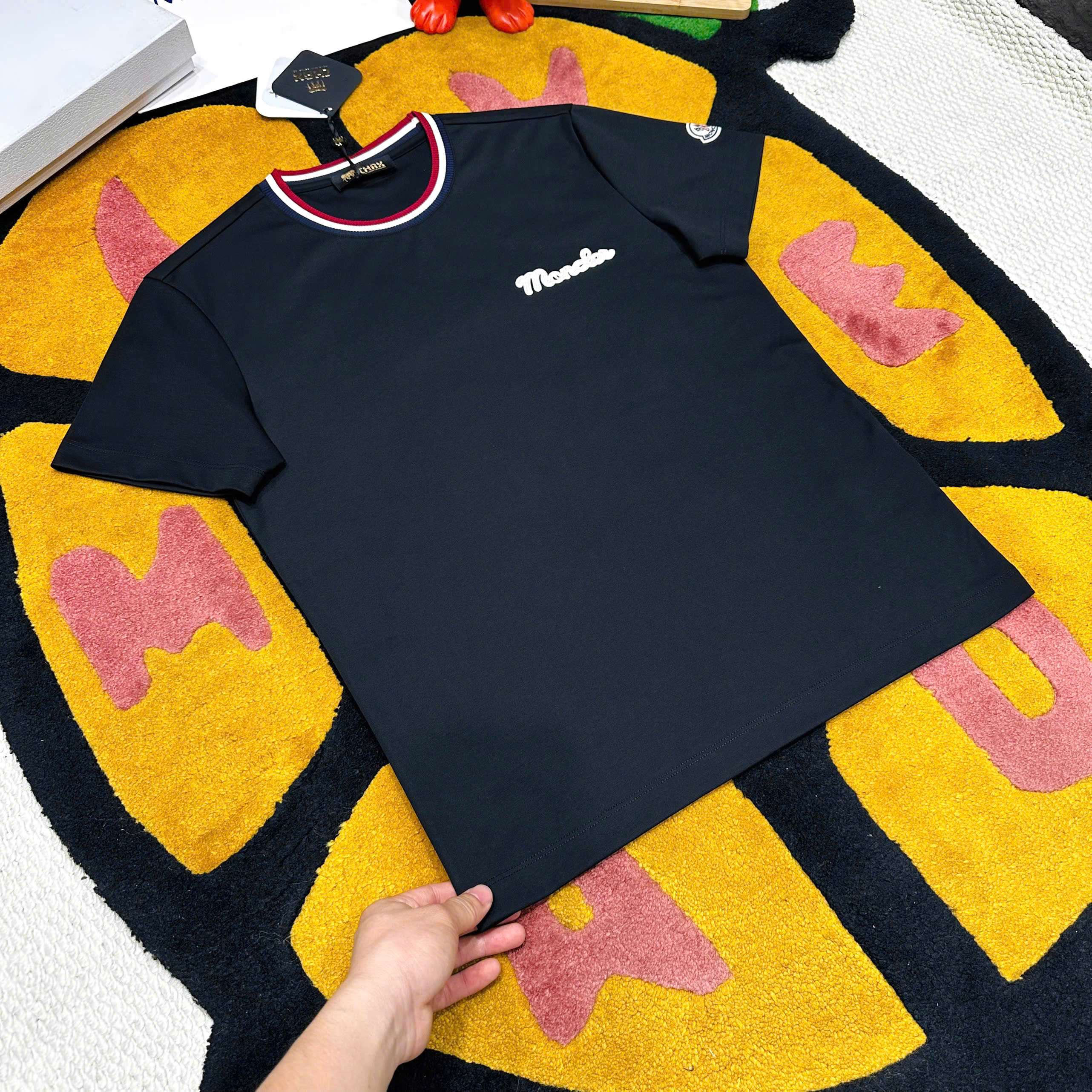 Áo phông T shirt Moncler bo cổ Xanh Trắng Đỏ logo thêu ngực Like Auth S-XL MK\Đen