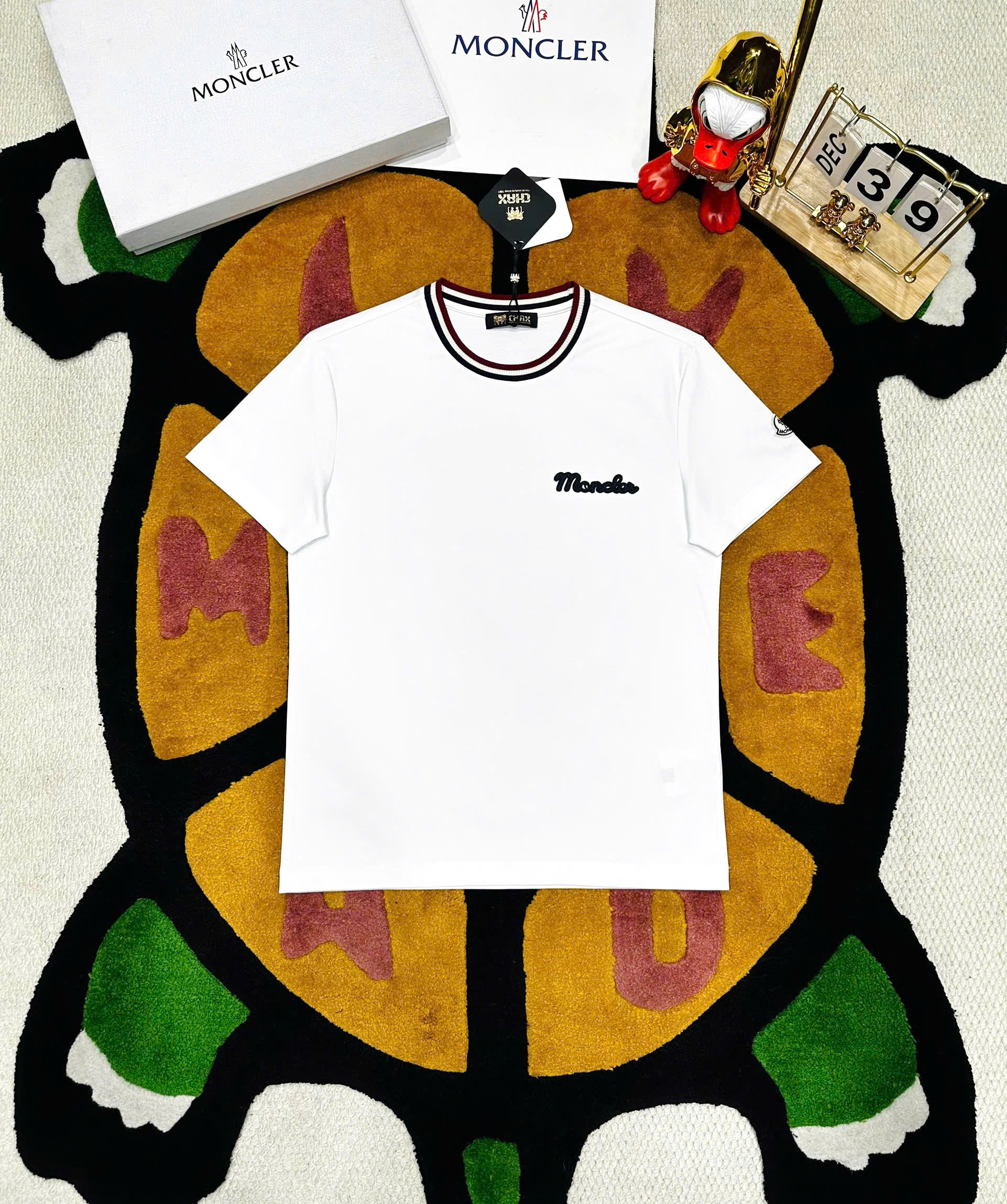 Áo phông T shirt Moncler bo cổ Xanh Trắng Đỏ logo thêu ngực Like Auth S-XL MK\Trắng