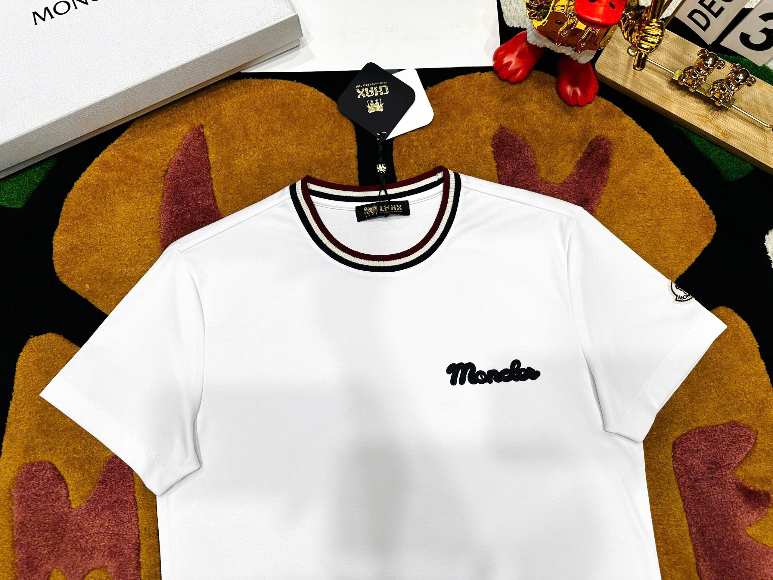 Áo phông T shirt Moncler bo cổ Xanh Trắng Đỏ logo thêu ngực Like Auth S-XL MK\Trắng