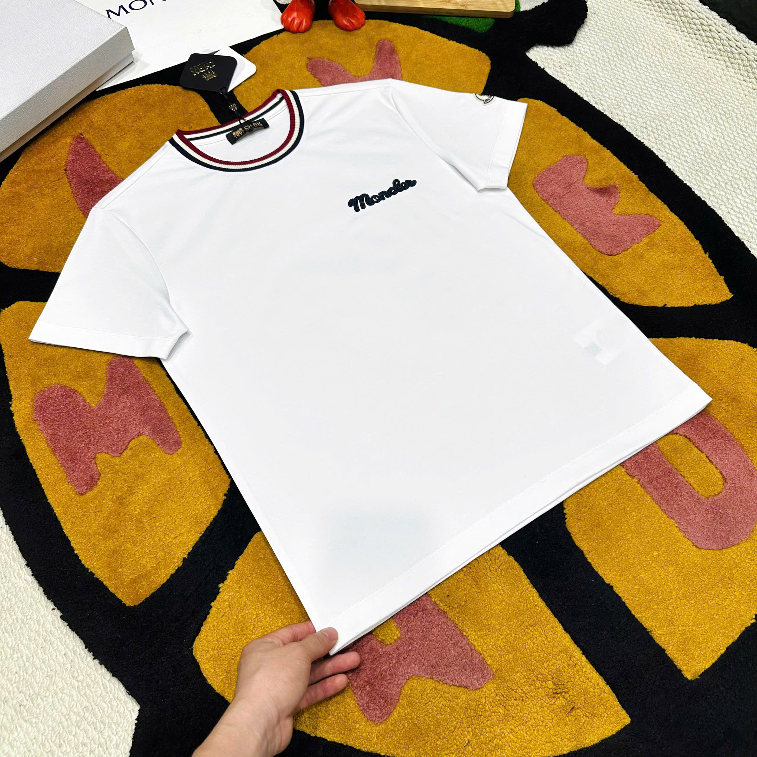 Áo phông T shirt Moncler bo cổ Xanh Trắng Đỏ logo thêu ngực Like Auth S-XL MK\Trắng