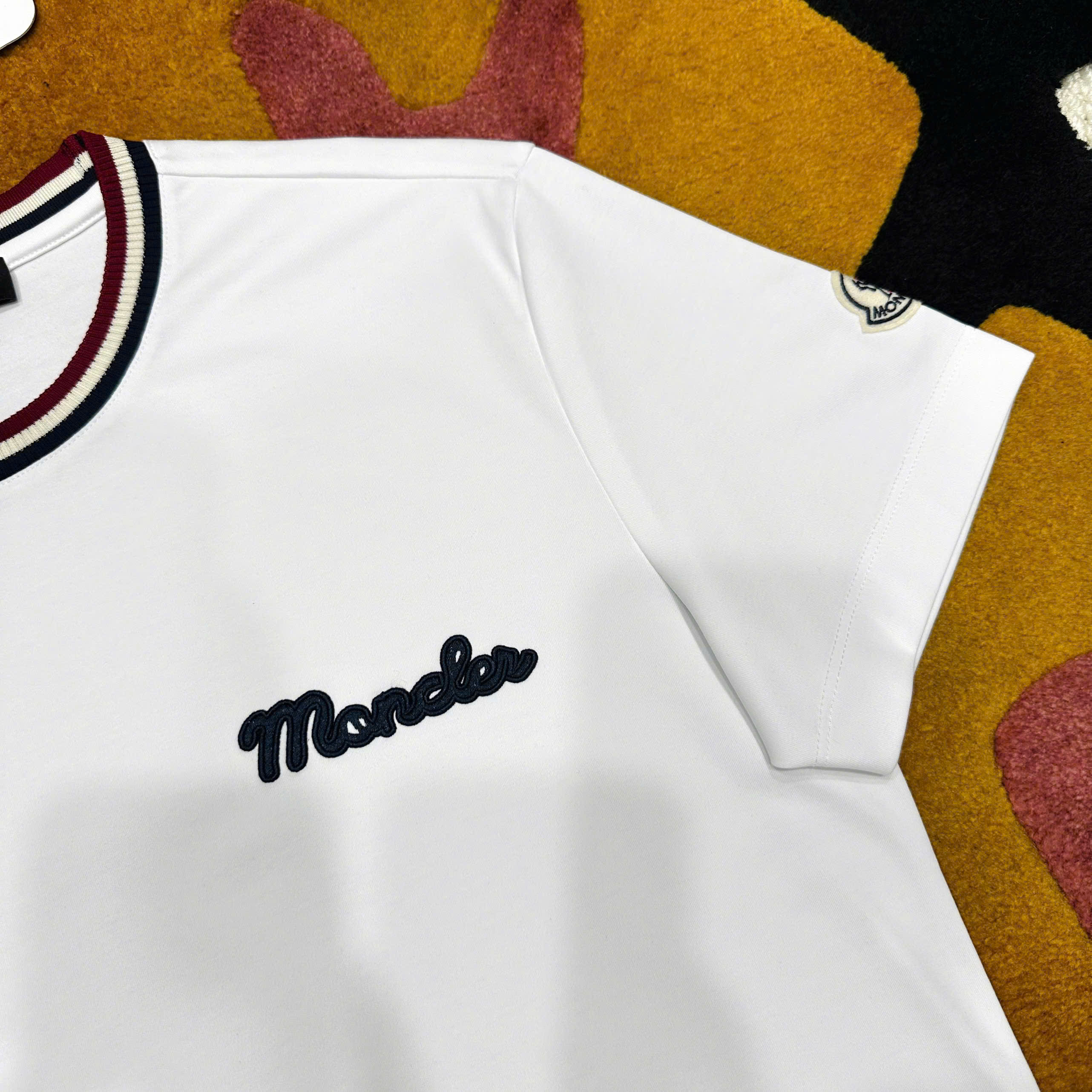 Áo phông T shirt Moncler bo cổ Xanh Trắng Đỏ logo thêu ngực Like Auth S-XL MK\Trắng