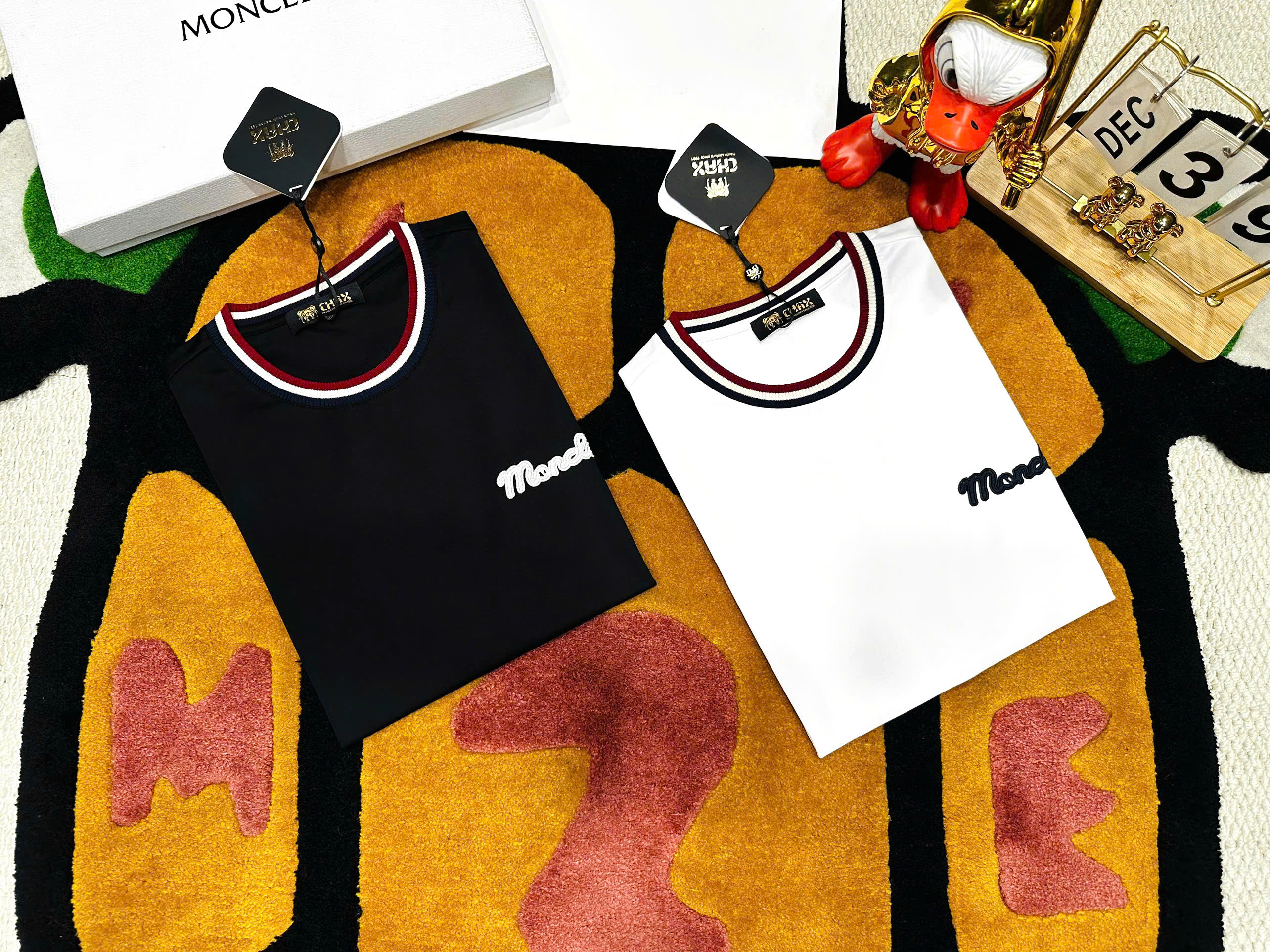 Áo phông T shirt Moncler bo cổ Xanh Trắng Đỏ logo thêu ngực Like Auth S-XL MK\Trắng