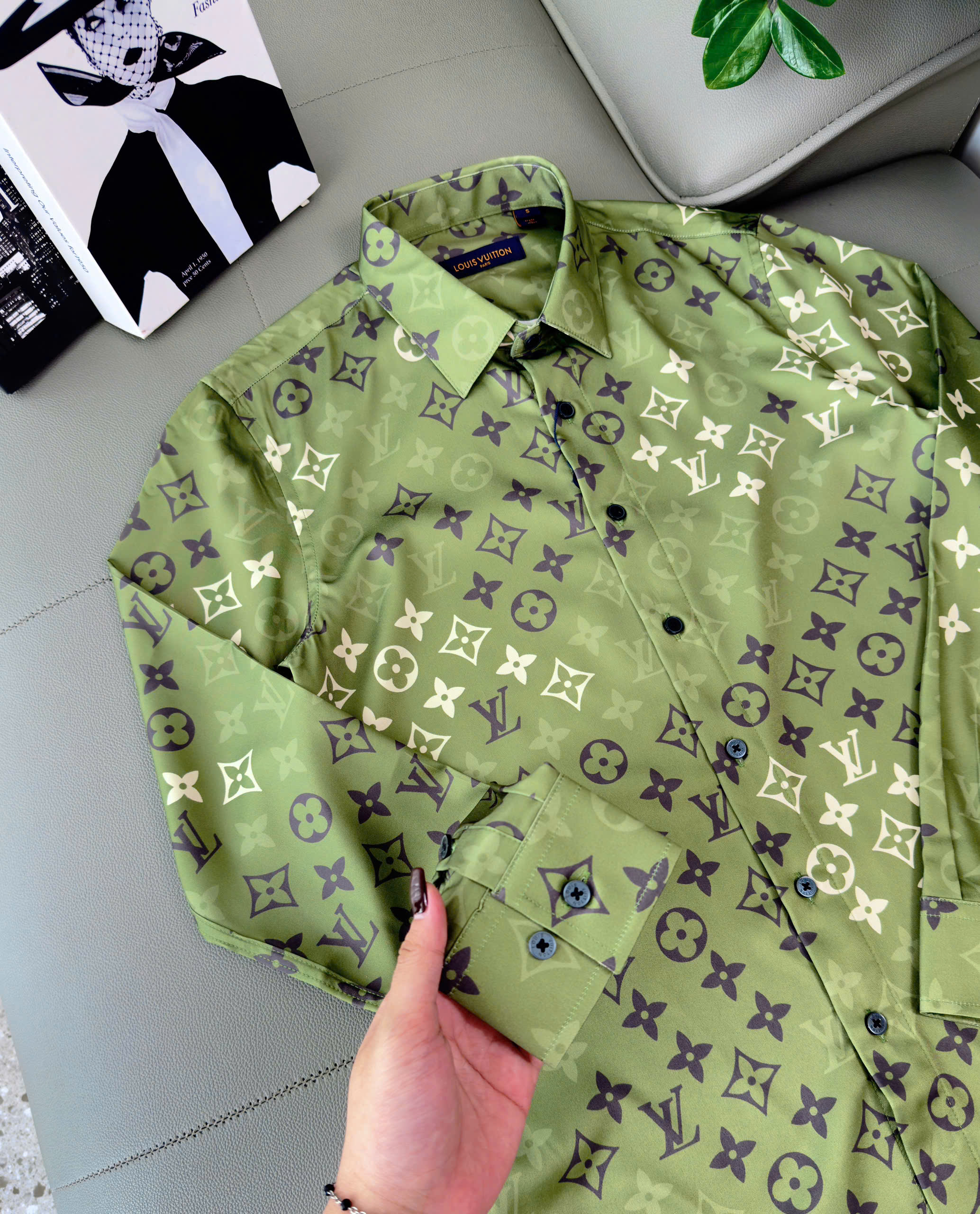 Áo sơ mi Louis Vuitton LV lụa Xanh Rêu họa tiết monogram Đen Trắng Like Auth 38-41 DDT