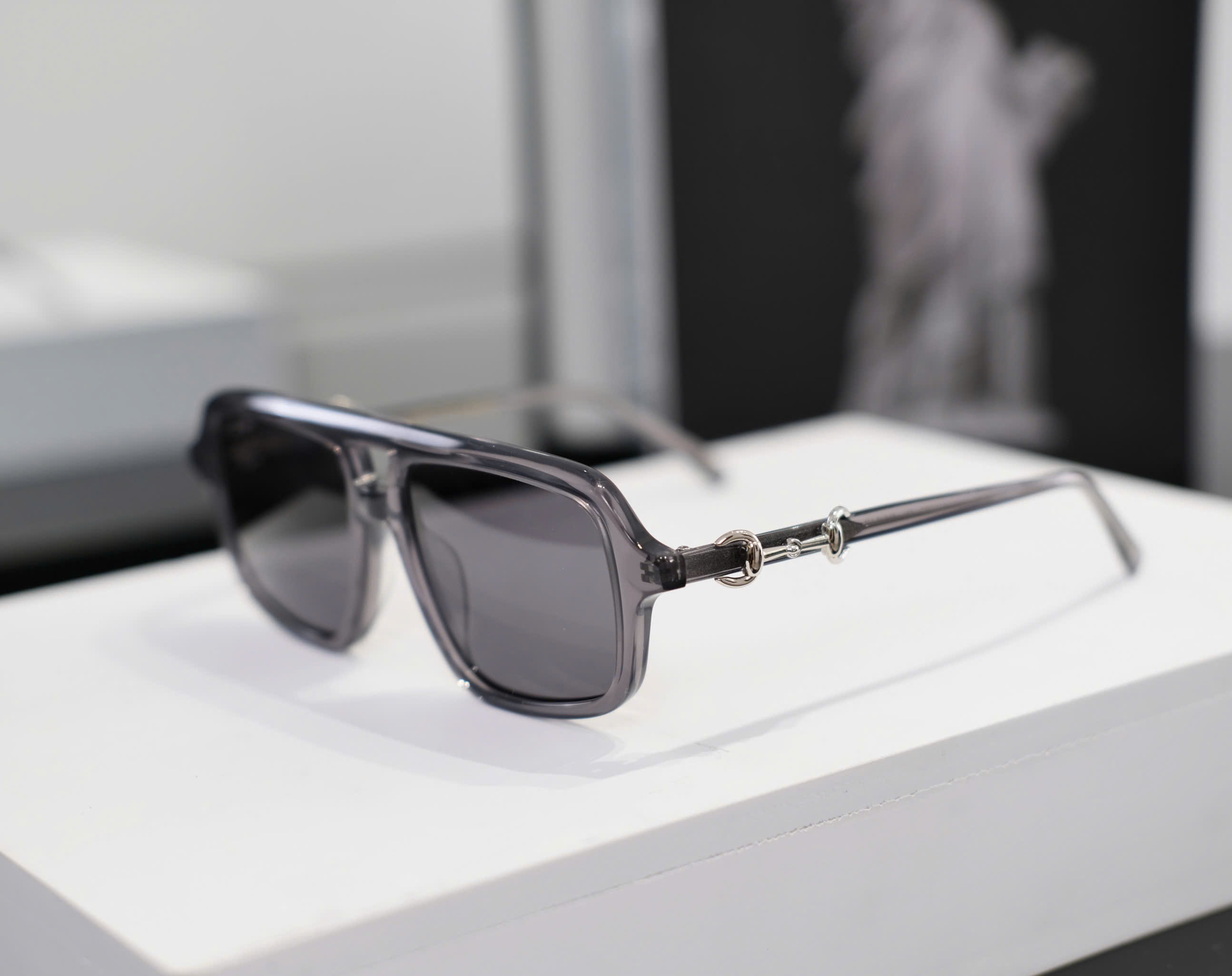 Kính mát thời trang Gucci GC Xám gọng tag bạc móc khóa xích Like Auth DDT