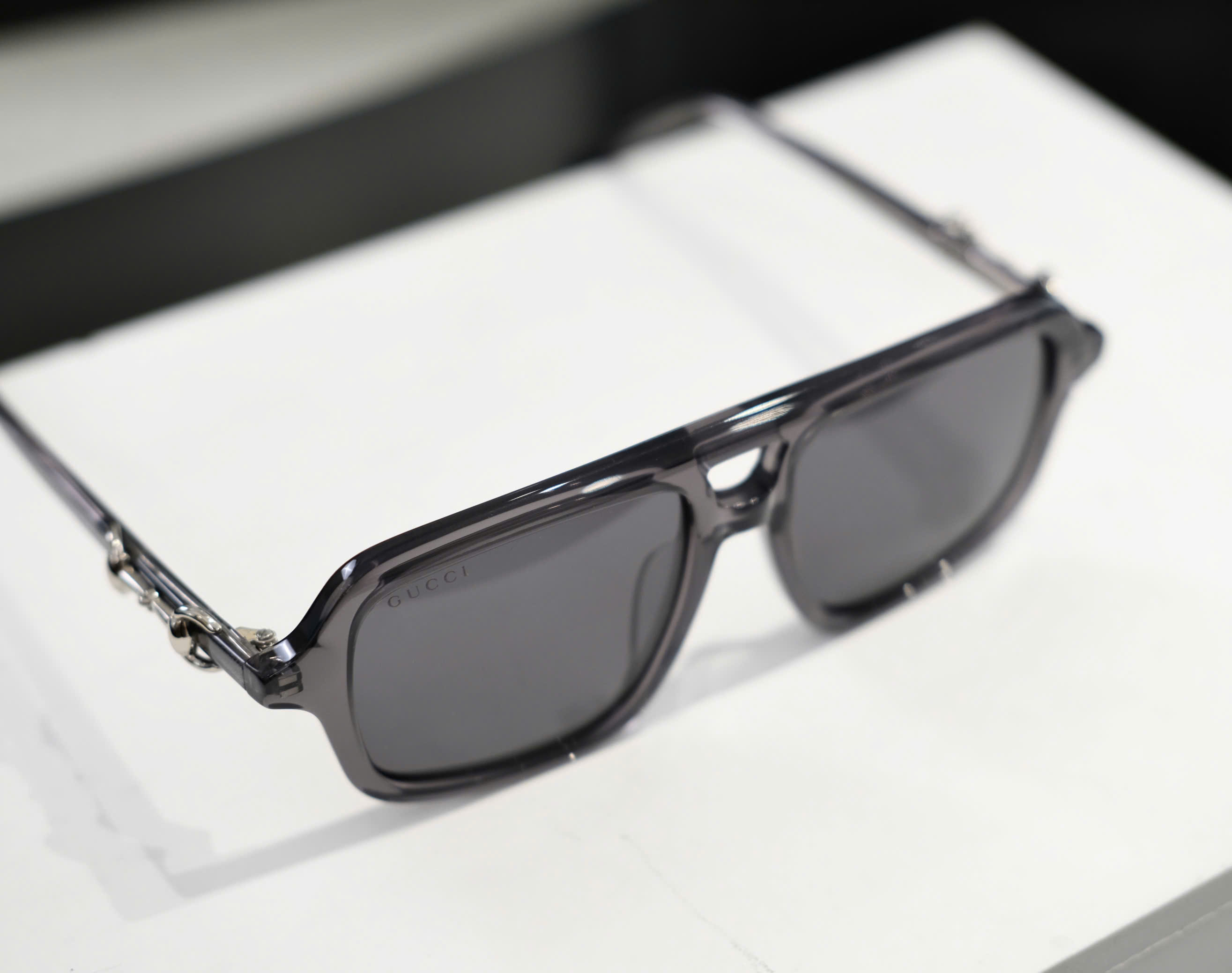 Kính mát thời trang Gucci GC Xám gọng tag bạc móc khóa xích Like Auth DDT