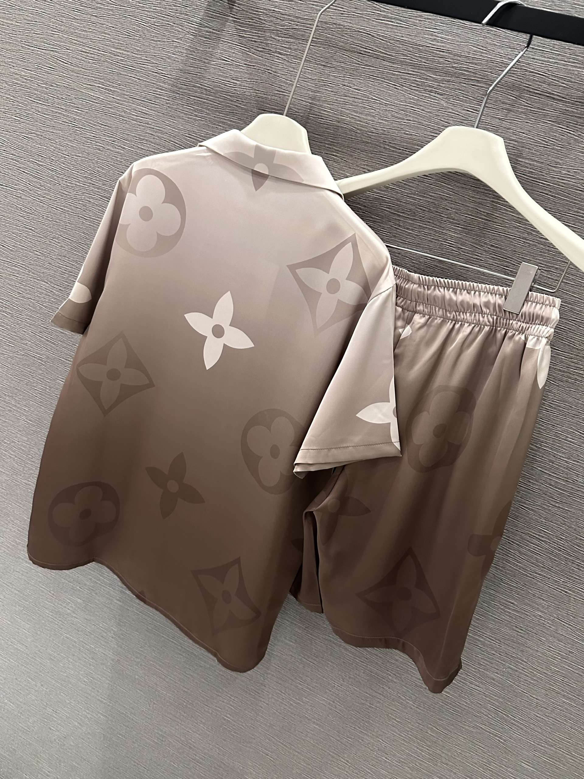 Set bộ lụa hè Louis Vuitton LV loang monogram full hoa to Like Auth M-XL VTN
