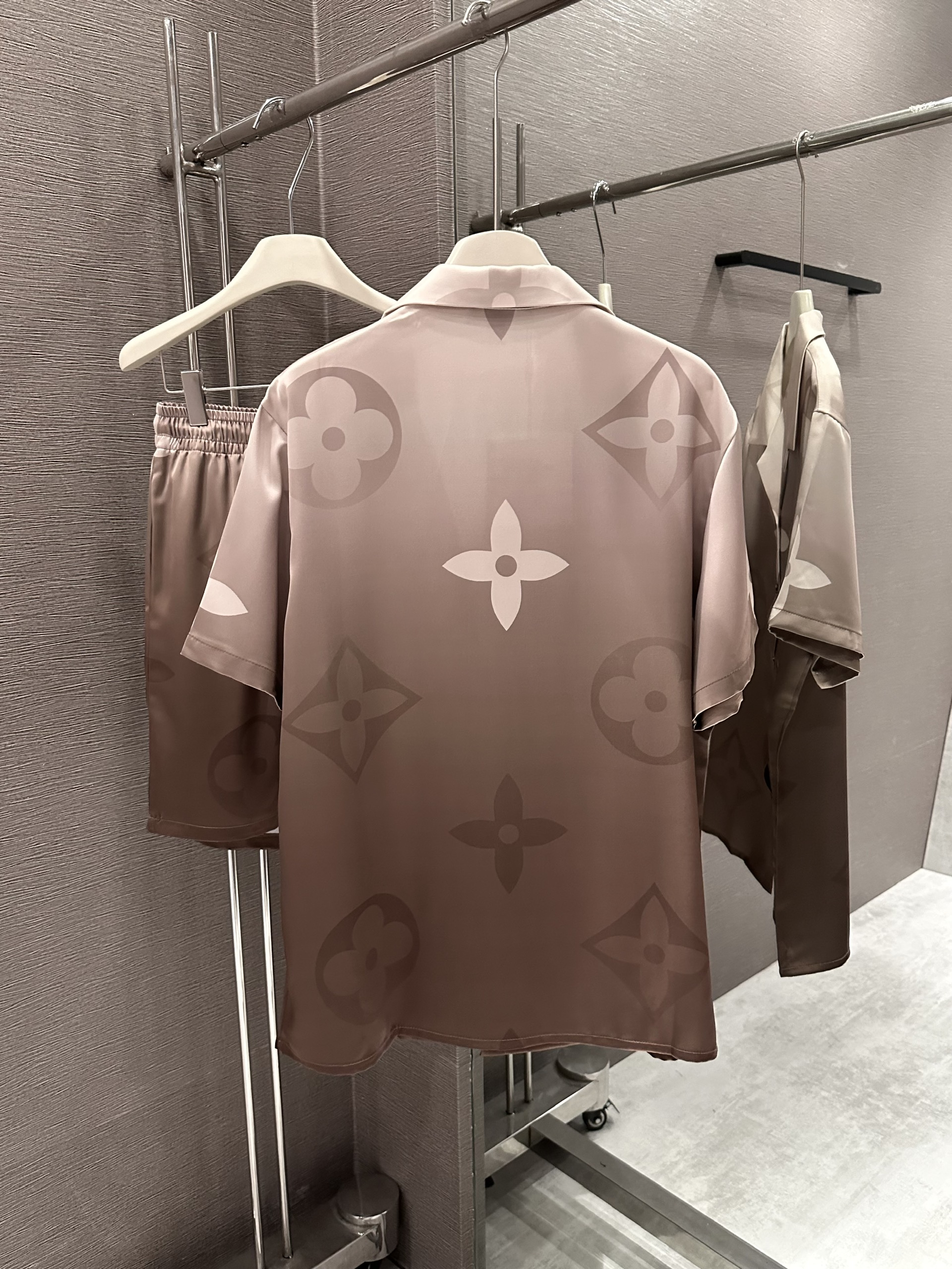 Set bộ lụa hè Louis Vuitton LV loang monogram full hoa to Like Auth M-XL VTN