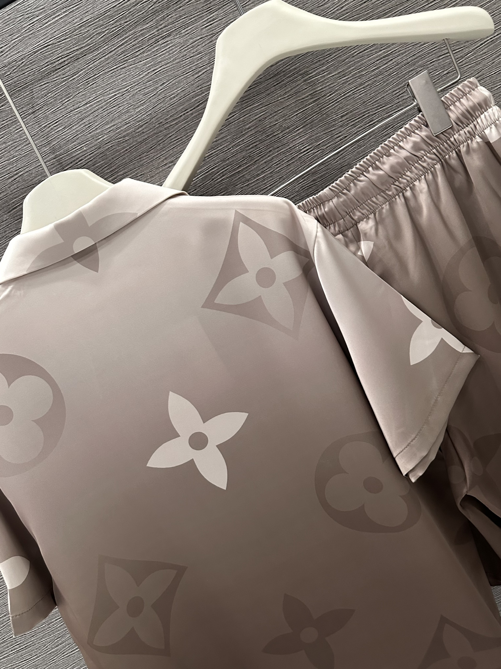 Set bộ lụa hè Louis Vuitton LV loang monogram full hoa to Like Auth M-XL VTN