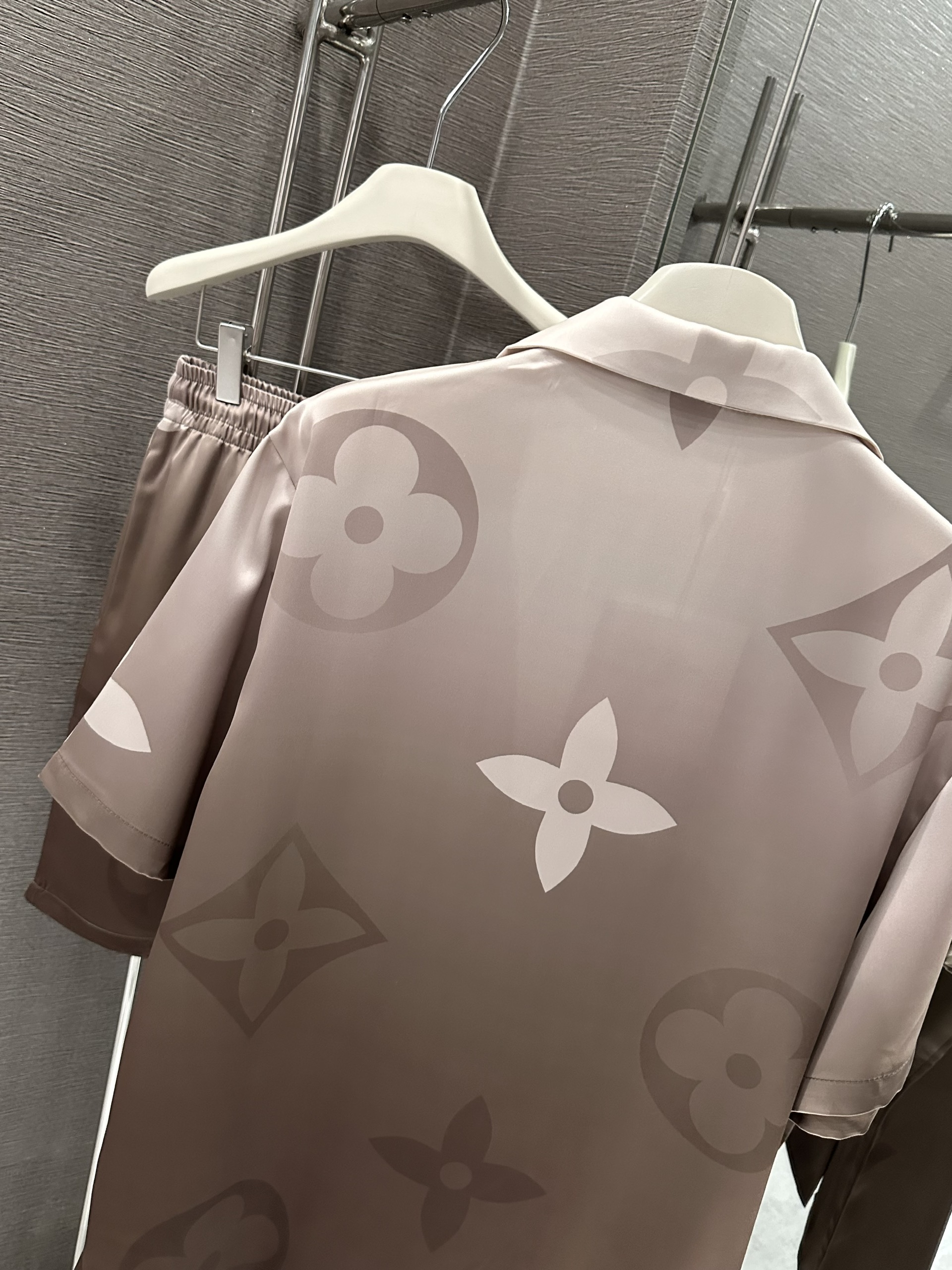 Set bộ lụa hè Louis Vuitton LV loang monogram full hoa to Like Auth M-XL VTN