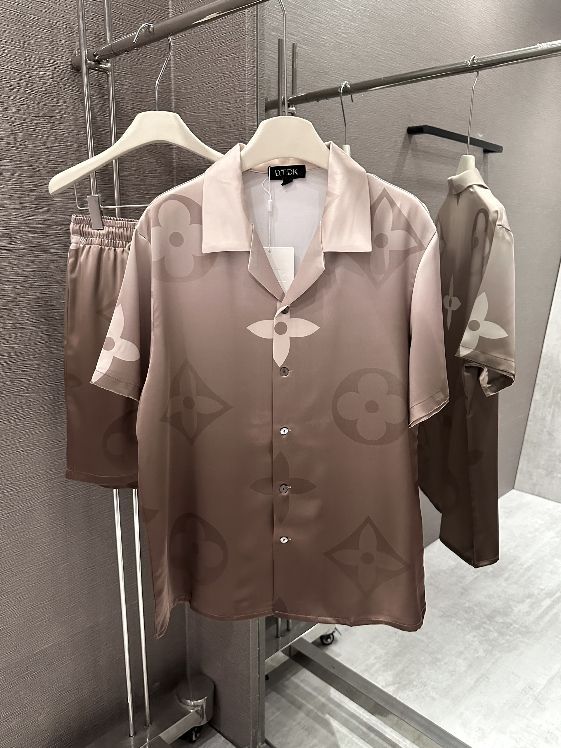 Set bộ lụa hè Louis Vuitton LV loang monogram full hoa to Like Auth M-XL VTN